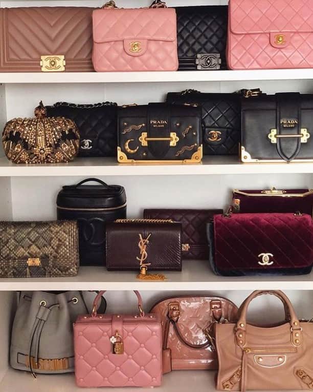 GILTのインスタグラム：「The #shelfie to end all shelfies. Photo by: @missyanacherie.」