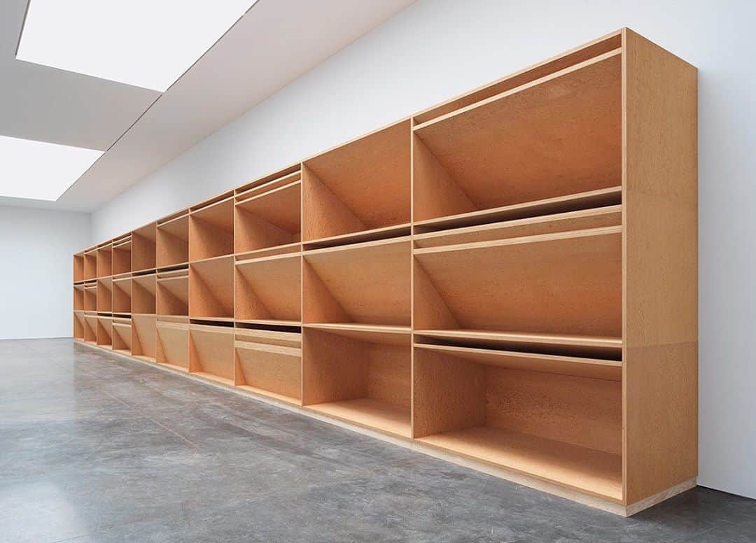 のインスタグラム：「#DonaldJudd: "Stretching in total 80 feet across and 12 feet up the longest wall at Gagosian, the result is arguably the most communicative, extravagantly available work of Judd’s career: a great flutter of planes, volumes and edges—the cardinal components of Judd’s language—and shifts in light and shadow." —Roberta Smith, New York Times  Gagosian is pleased to announce that "Donald Judd: Artwork: 1980" is now open by appointment only at Gagosian, West 21st Street, New York. In association with Judd Foundation, this exhibition presents an untitled plywood work by Donald Judd from 1980—the largest single plywood construction he ever made. This is the first time the work has been exhibited in New York since it was originally shown at Castelli Gallery in 1981. Follow the link in our bio for more info or to make an appointment.  __________ #Gagosian @juddfoundation @robertasmithnyt @nytimes Installation view, "Donald Judd: Artwork: 1980," Gagosian, West 21st Street, New York. Artwork © 2020 Judd Foundation/Artists Rights Society (ARS), New York」