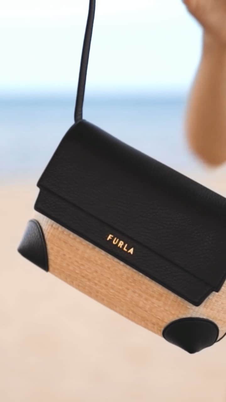 フルラのインスタグラム：「Looking to add elegance to the hottest moments of summer? The Furla raphia collection will touch up any sunset situation. Choose your favorite.」