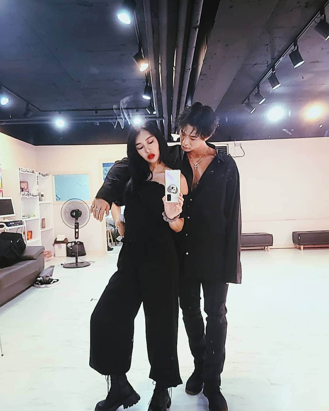 エナ さんのインスタグラム写真 - (エナ Instagram)「스케줄할때도 안찍엇는데 오랫만에 까망애✌명  사실 차차가 더까매🤭🤭 . . . #dancer #black #남매 #우리연습실 #aura」8月25日 1時11分 - eunkyung.shin