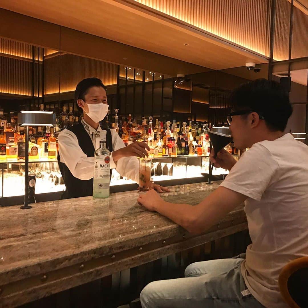 InterContinental Tokyo Bayさんのインスタグラム写真 - (InterContinental Tokyo BayInstagram)「. ハドソンラウンジ内にあるバー『AMBAR』のバーカウンターは、イタリアのロイヤルトラバーチンという大理石を使用し、ラグジュアリーな空間を演出。背面のプロンズミラーの前には約300本のお酒が並びます🍾🥃 . オリジナルカクテルをお召し上がりながら、バーテンダーとの会話を楽しみください🍸 . #intercontinental  #インターコンチネンタル東京ベイ#intercontinentaltokyobay #ハドソンラウンジ #hudsonlounge #バー #bar #ラウンジ #lounge #非日常空間 #カクテル #cocktail  #ウィスキー #whisky #ワイン #wine #日本 #japan #フォトジュニック  #インスタ映え #バーカウンター #ホテルバー #オリジナルカクテル  #ミクソロジー #モクテル #バーラウンジ  #バー好きな人と繋がりたい #トラバーチン #大理石 #バーテンダー」8月25日 1時04分 - intercontitokyobay