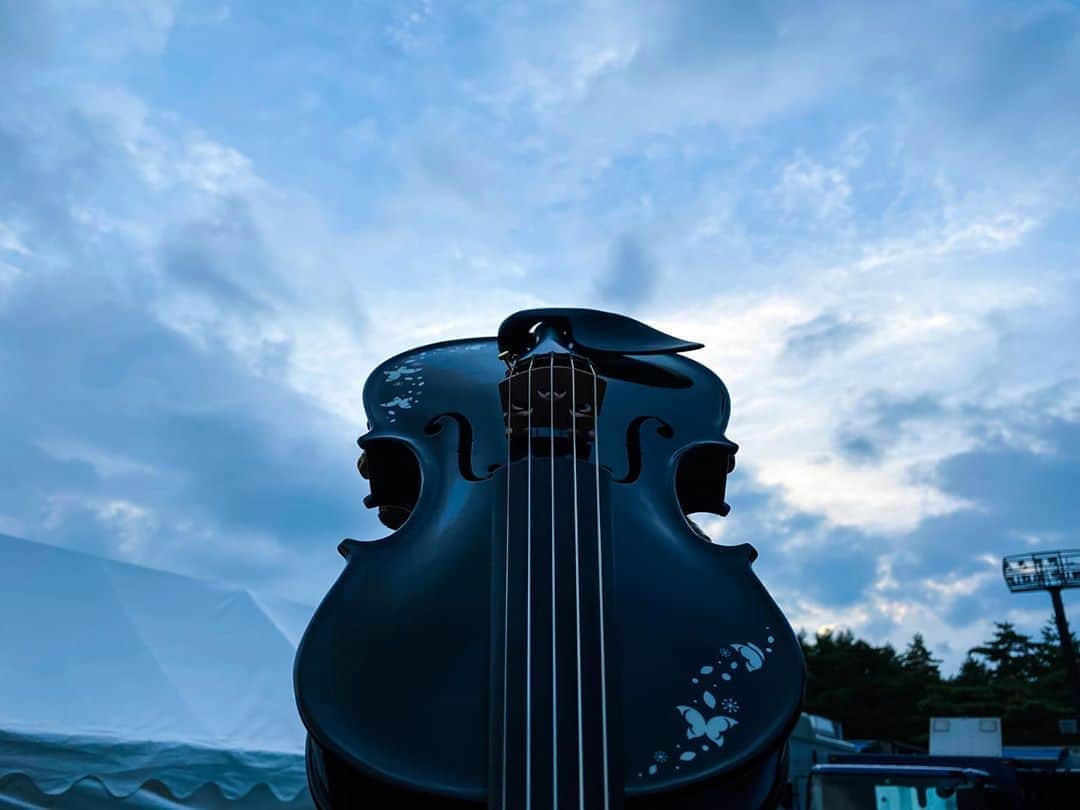 のインスタグラム：「🦋🎻 モニカのライブを一緒に歩む相棒👑 これから一緒に頑張っていこうね❤︎ まずは初陣ありがとうお疲れ様🎻✨ ・ ・ #バンドリ8th #バンドリ8thライブ #バンドリ富士急_day3 #バンドリ #bangdream  #Morfonica #モニカ #八潮瑠唯 #violin #バヨリン #5弦バイオリン」