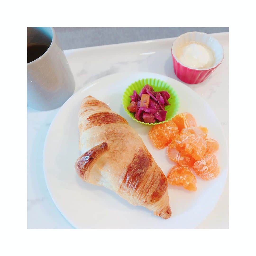 小倉唯さんのインスタグラム写真 - (小倉唯Instagram)「今朝のモーニングプレート☀️ 最近は、ワンちゃんのために 早起きしてるから 朝食を食べることが増えたよ〜🙂🙌✨  #picard のクロワッサン🥐 めちゃくちゃ美味しい…🤤  付け合わせは、紫キャベツとパプリカのレモンオリーブオイル風味のマリネ🍋(昨日の夜に作りました)と、みかん🍊  右上はヨーグルトに蜂蜜をかけてます🍯  #モーニングプレート #朝食 #breakfast #☀️」8月25日 12時06分 - yui_ogura_official