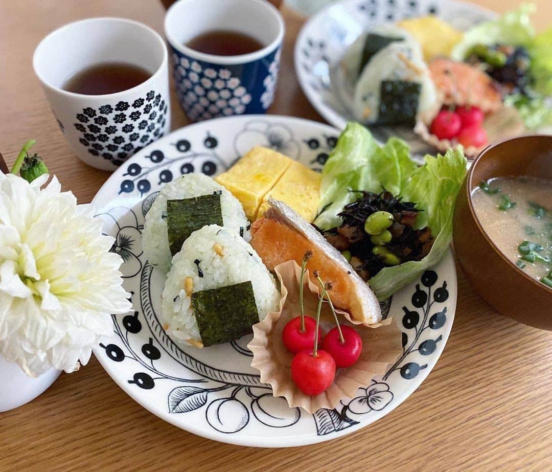 味ひとすじ　永谷園さんのインスタグラム写真 - (味ひとすじ　永谷園Instagram)「お茶づけ海苔をご飯に混ぜて丸めるだけで、絶品おにぎりの完成です✨ 忙しい朝でも簡単に味が決まるレシピ🍙 栄養満点のおにぎり定食を食べて、元気な1日を過ごしてくださいね！ ・ こちらの素敵なお写真は @pikaripikari さんの1枚です。 ・ 永谷園公式Instagramアカウントです。 ・ 永谷園の商品情報や、商品を使ったアレンジレシピのお写真を紹介しています✨ #永谷園レシピ をつけて投稿してくださったお写真は、当アカウントで紹介させていただくことがあります😊 ぜひハッシュタグをつけて投稿してみてくださいね！ ・  #永谷園 #おうちごはん #家ごはん #簡単ごはん #簡単レシピ #時短 #時短レシピ #時短ごはん #手料理グラム #手作りご飯 #料理好きな人と繋がりたい  #アレンジレシピ #キッチングラム #朝ごはん #お昼ごはん #夜ごはん #ごはん記録 #料理記録 #手料理 #料理部 #手作りごはん #料理 #料理好き #デリスタグラム #献立 #お茶づけ海苔 #お茶づけ #お茶漬け #おにぎり」8月25日 12時00分 - nagatanien_jp