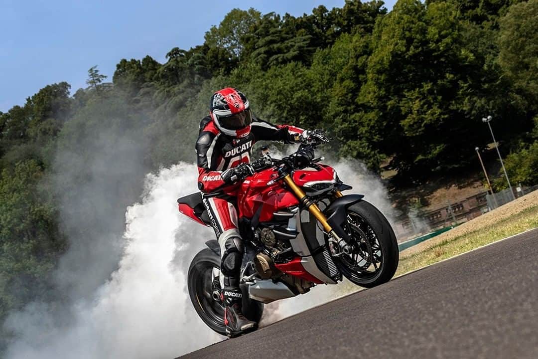Ducati Japanさんのインスタグラム写真 - (Ducati JapanInstagram)「ストリートファイター V4が持つバイプレーン・ウイング(二翼)は50km/hで2kgのダウンフォースが発生します。だから走り出すとすぐにその効果を感じられるのです。そして270km/hではダウンフォースは27kgにも達します。高速での安定性が高くなり、ウィリー傾向が低下。高い速度域からブレーキをかけたときにも、そのダウンフォースにより制動距離を短縮できるのです。  9月1日より「ストリートファイター V4 テストライドフェア」がスタートします。全国のドゥカティジャパン・ネットワーク店へお越し下さい。 詳しくは @ducatijapan プロフィール画面にありますURLからかご確認ください。  #ドゥカティいいじゃん #ストリートファイターV4 #TheFightFormula  #バイク #バイクのある生活 #バイクのある風景 #motorcycle #bike #ツーリング #motorcycle_moment」8月25日 12時00分 - ducatijapan