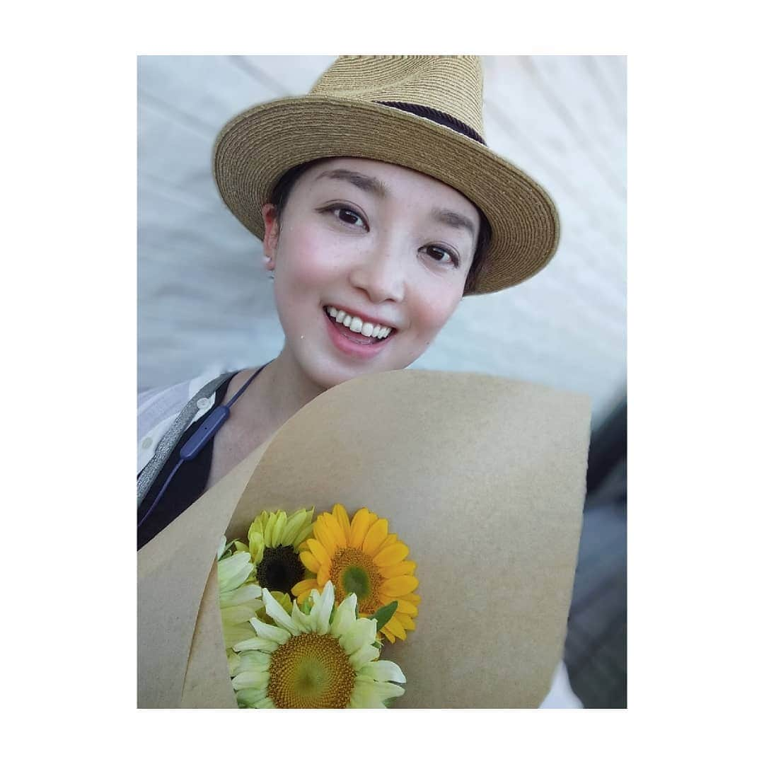 花陽みらさんのインスタグラム写真 - (花陽みらInstagram)「夜は鈴虫が鳴くようになりましたね😌﻿ 花屋さんにこれでもかーーー🌻🤸💨﻿ と並んでいたひまわり！﻿ ﻿ しっかしまだまだ攻撃的な日差し😭💨﻿ 水分、塩分をしっかりとってまいりましょ🤸🤸🤸﻿ ﻿ 皆様。﻿ 残暑見舞い申し上げます🎐﻿ ﻿ #ひまわり﻿ #残暑見舞い申し上げます﻿」8月25日 10時40分 - miku_hanahi