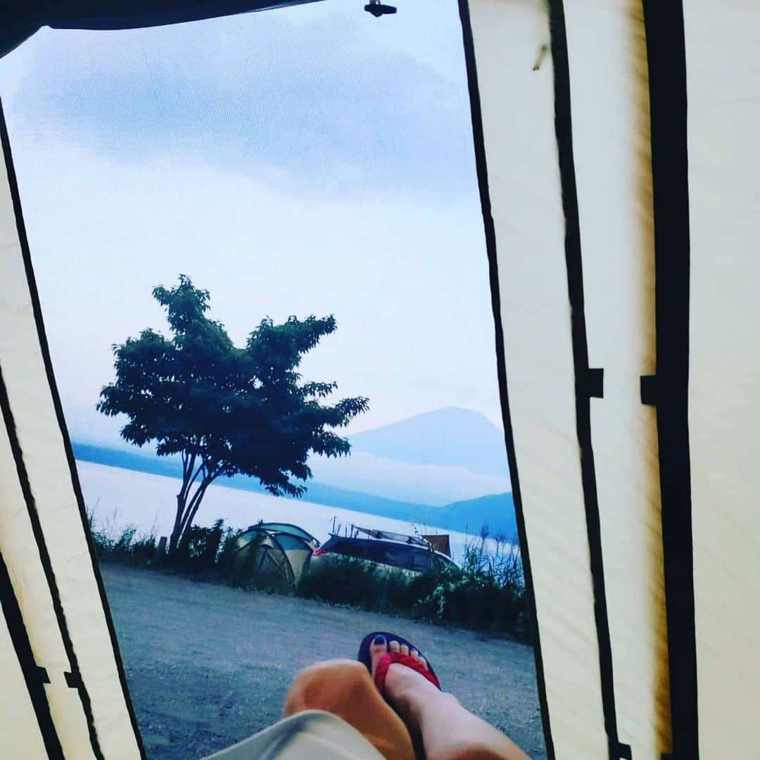 西真理子さんのインスタグラム写真 - (西真理子Instagram)「♡I Love camp♡ ☀SummerVacation🏕2020🗻 ☀  やっといけた😆やっぱキャンプは良いね～✨ のんびりとした自然の中での時間😌  #本栖湖 #本栖湖キャンプ場 #浩庵キャンプ場 #富士五湖 #絶景 #富士山 #マウンテンビュー #キャンプ女子 #アウトドア #夫婦 #夏休み #夏 #山梨 #カマボコテント #炭の音」8月25日 10時33分 - mari.nishi.7