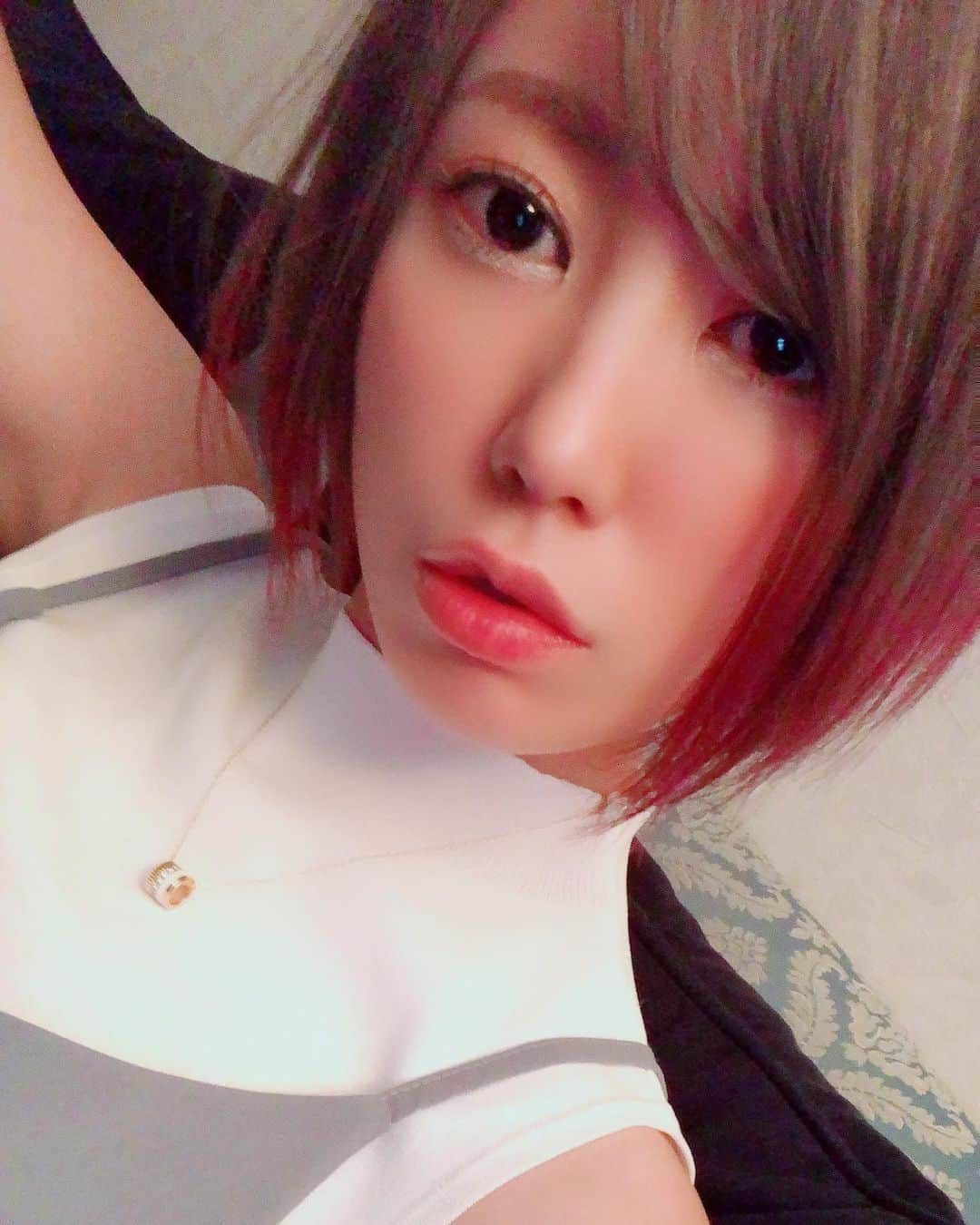 琥珀うたさんのインスタグラム写真 - (琥珀うたInstagram)「. . たまには自撮り… カメラ向けると変な顔しがち。 腕育ってるぅぅぅ💪( ◜௰◝ 💪) . . . #selfie  #japanese #japanesegirl  #自撮り #筋肉 #変顔」8月25日 10時34分 - uta0214khk