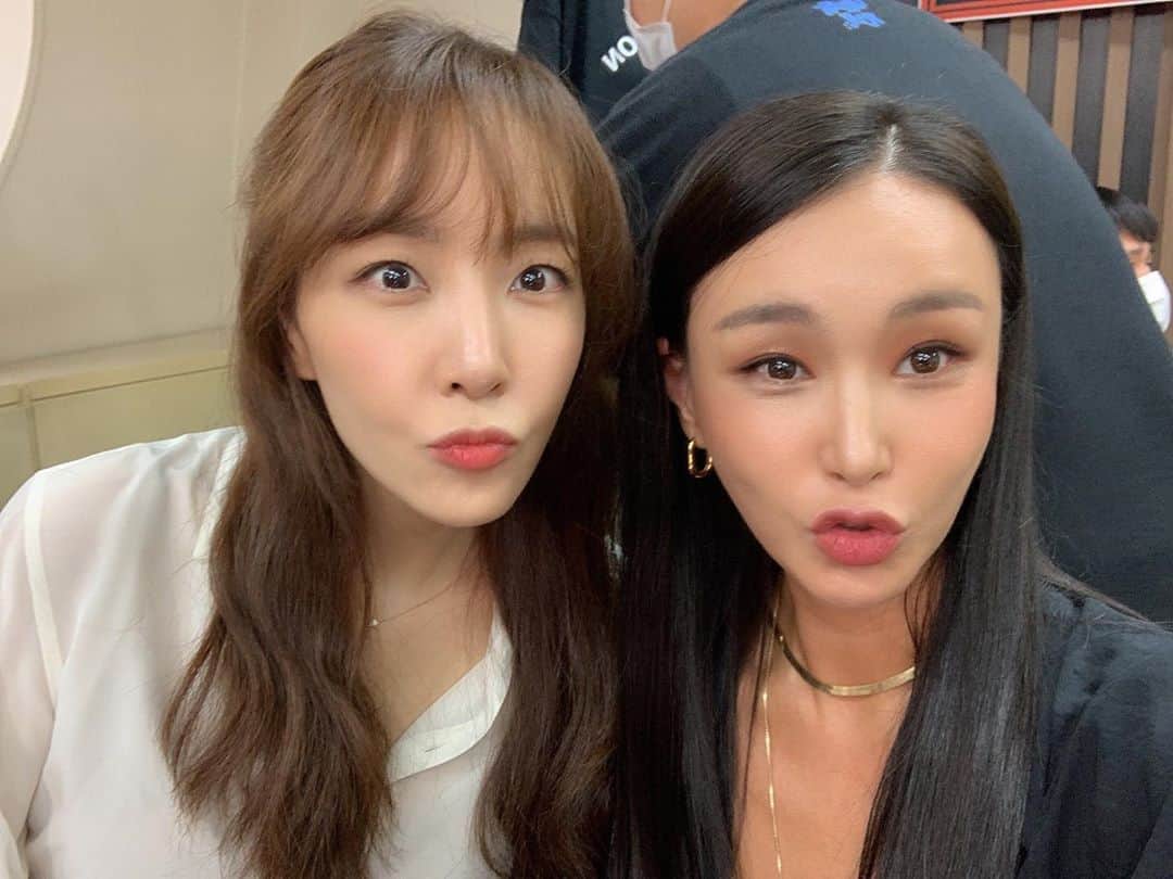 ペ・ユンジョンさんのインスタグラム写真 - (ペ・ユンジョンInstagram)「전혀 다른 두여자 십년동안 첨 찍는사진😱 . . . . #김이나#배윤정」8月25日 10時40分 - hotchicksbyj