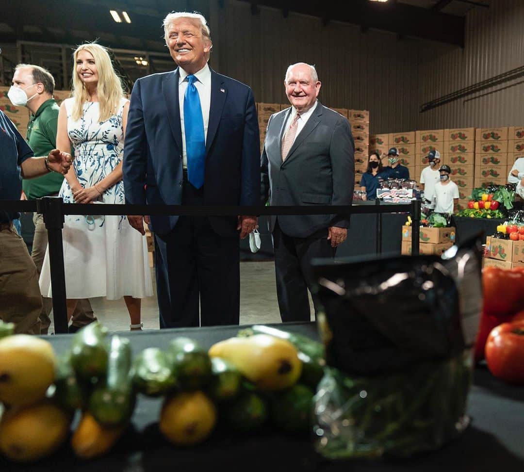 イヴァンカ・トランプさんのインスタグラム写真 - (イヴァンカ・トランプInstagram)「Our Farmers to Families Food Box Program has fed more than 100 Million meals to people since its launch just weeks ago in response to COVID-19.   Today, the President committed $1 Billion more to this historic program — a big win for the American people. 🇺🇸」8月25日 10時35分 - ivankatrump