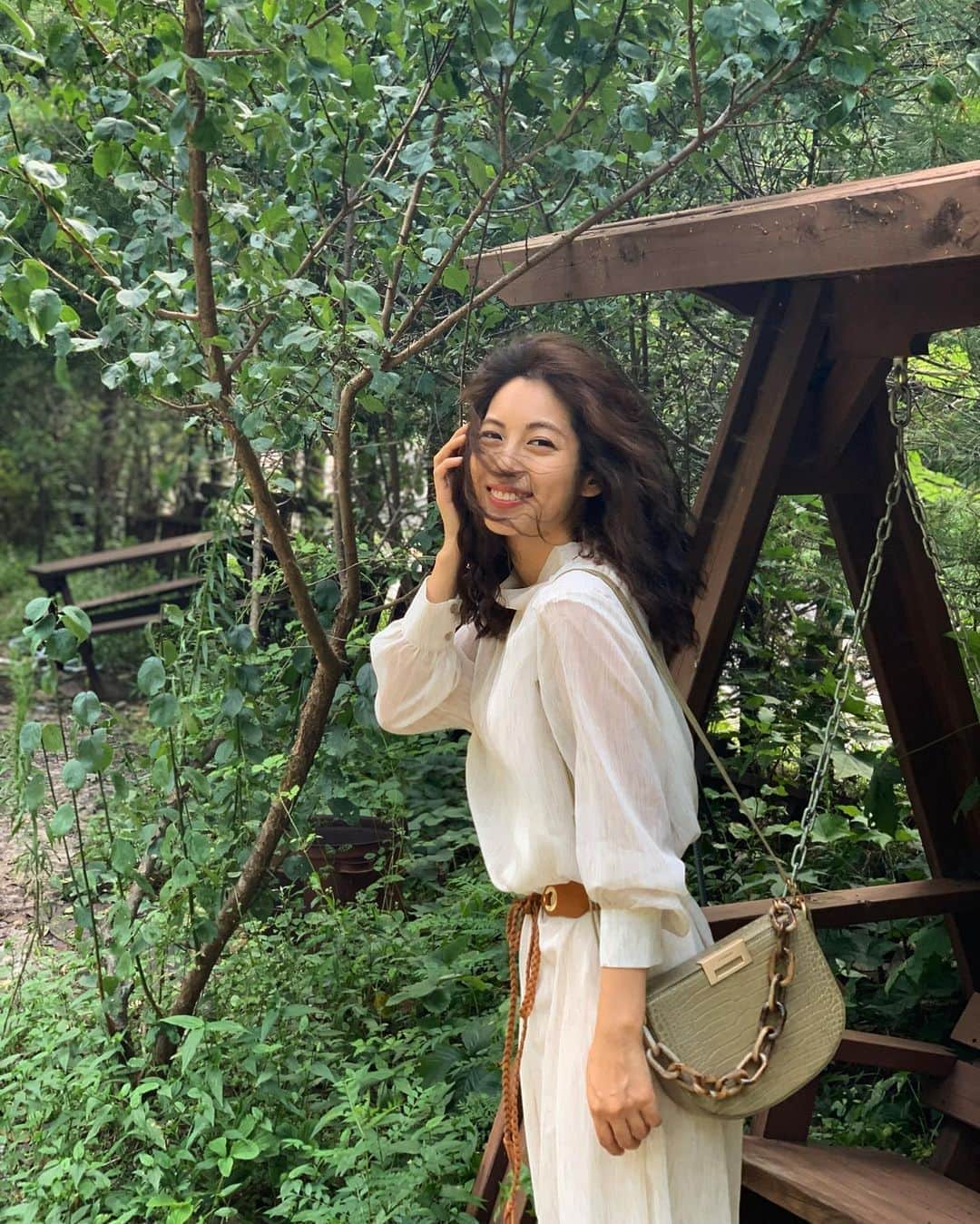 パン・ソヨンのインスタグラム：「. 숲 속 요정처럼 찍어줘 🦁 오랜만에 샤샤한 하얀 원피스 입고 기분이 말랑🕊   #원피스#사라앤마리#사라앤마리후기#사라앤마리리뷰 숲속의이모#숲속의언니」