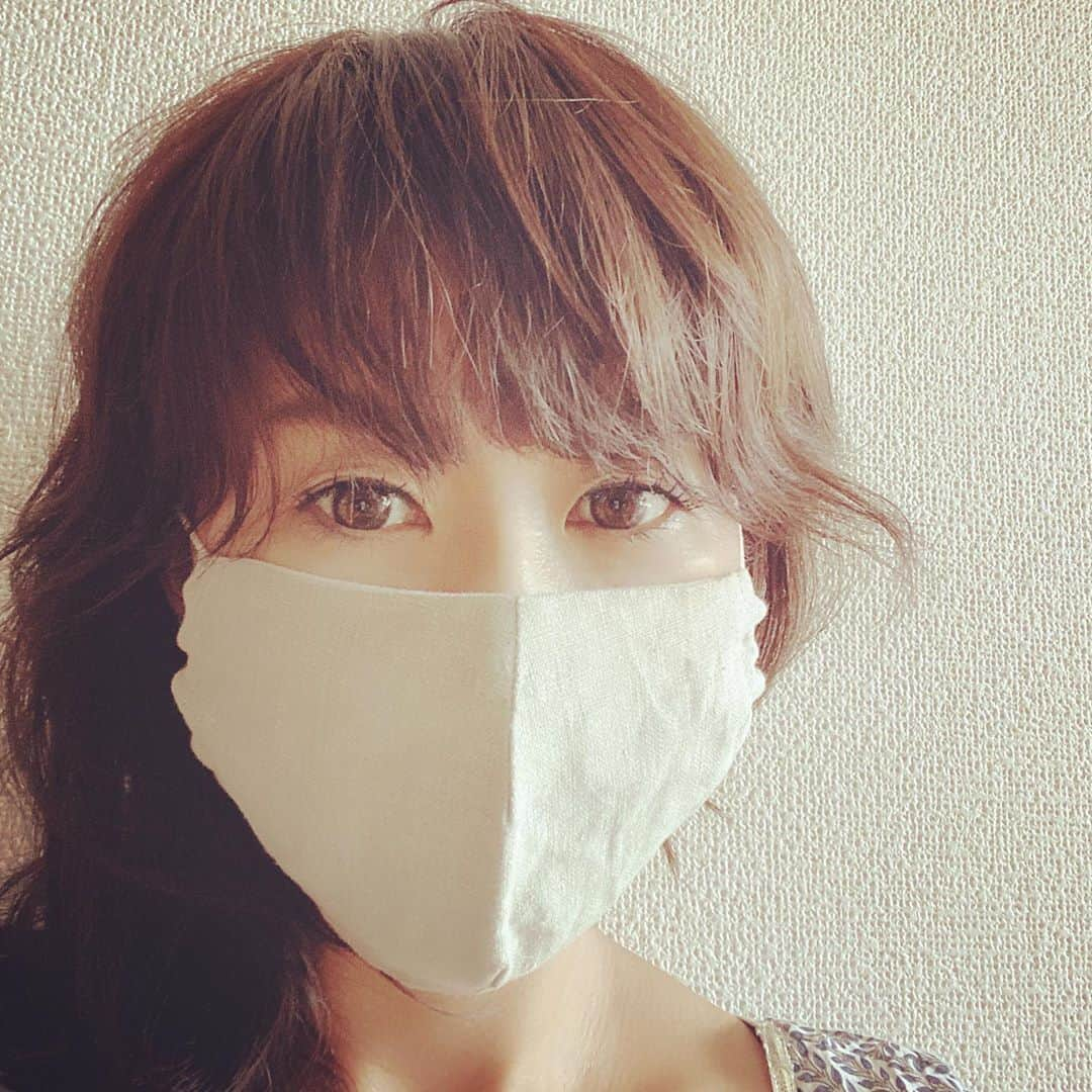 yoggy sanctuaryさんのインスタグラム写真 - (yoggy sanctuaryInstagram)「linen&organic cotton mask  『新しい日常を心地よく』  表面はリネン 裏地はオーガニックコットン  昔ながらのシャトル織機で織り上げたガーゼ素材を使用しています。  柔らかな肌心地が優しく ホッとします。  国内で職人さんが1枚1枚手作りで 仕上げたマスク。  スタイルヨギーにて 12時より販売スタートです。 https://www.style-yoggy.com」8月25日 10時42分 - yoggy_sanctuary