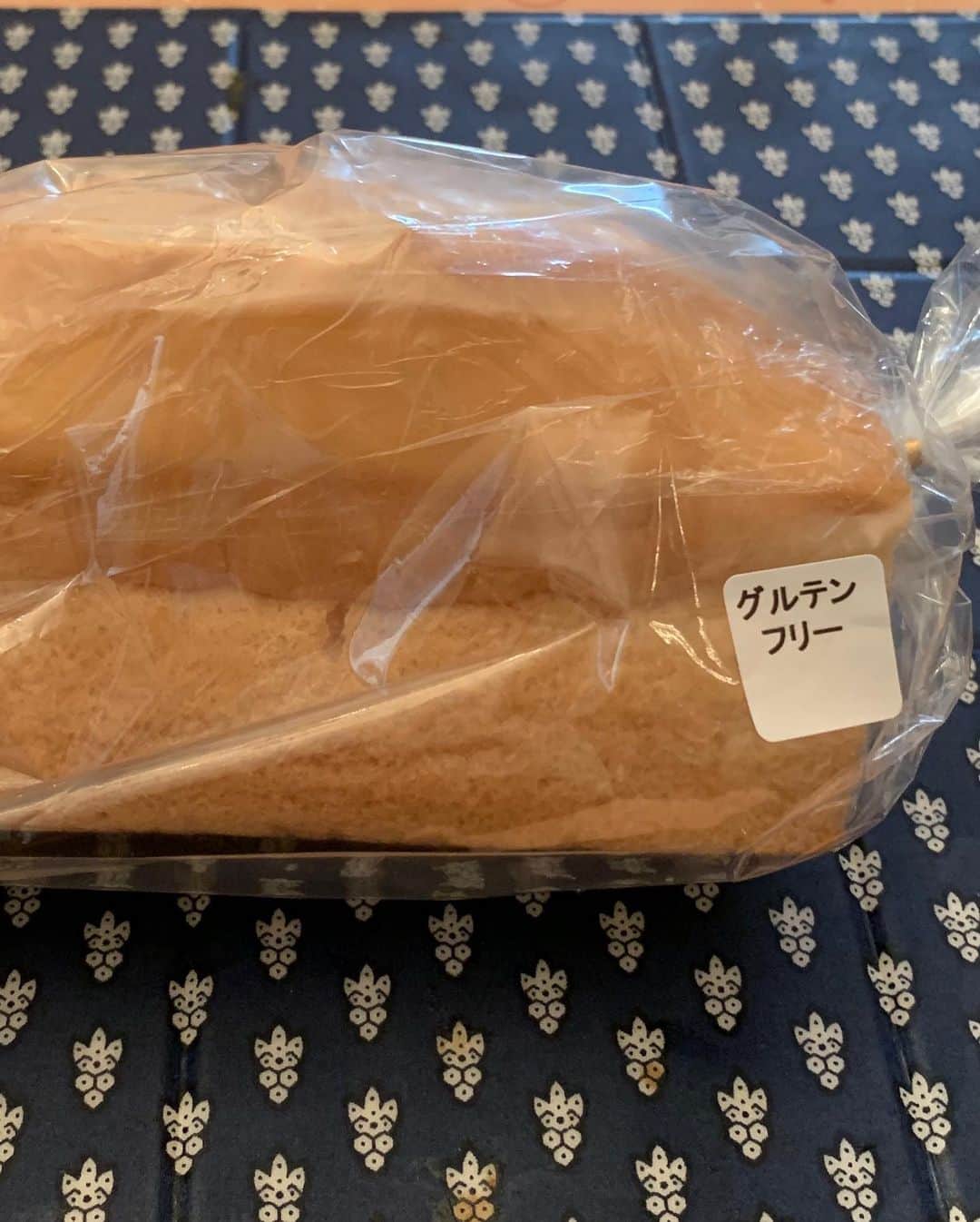 岩崎宏美さんのインスタグラム写真 - (岩崎宏美Instagram)「両国にある、米粉パンの店 和家さん行ってきました。  小麦粉控えているので、夫が見つけてくれた米粉パンのお店です。 妹から頼まれたクロワッサンも、今朝は大量購入しました。  朝食はアヒージョと、和家さんのパン3種類半分づついただきました。 グルテンフリーのパンも、美味しかったぁ！！ 両国界隈なので、お相撲さんも沢山いらして、隠岐の海さん発見！ 笑  #米粉パン　和家 #アヒージョ #今拓哉 #岩崎良美 #隠岐の海」8月25日 10時42分 - hiromiiwasaki_official