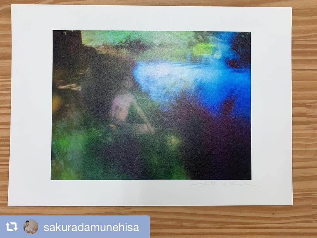 櫻田宗久さんのインスタグラム写真 - (櫻田宗久Instagram)「#2018 #art  #artgallerys #artist #photography  #櫻田宗久 #sakuradamunehisa  #contemporaryart #artcollectors  #fineartphotography #abstractphotography #contemporaryphotography #fineart  #abstractart #artcurators  #gay #gayart #artforummagazine  #malenude #instart #arte #현대사진 #미술　#chromosome #japan #艺术作品 #repost @sakuradamunehisa via @PhotoAroundApp  昨日かな、もんちゃんが書いてた写真は詩のようなものというのに、深く納得してぼんやり考えてました。実際に我々の前に繰り広げられる三次元の映像のなかで、二次元にするということ、言葉という世界のなかで例えると詩だったり、日本だと俳句みたいな感じになるような。写真だと少ない情報のなかに表層の意味を捉え、色彩や映り方で詩を紡ぐような。現実の世界の投写は絶え間なく、イメージは次々に流れていき、ひとつひとつに名前を与えられていて、その名前と意味で脳は勝手にひとつのイメージを読み取る。そのイメージを細やかに捉えて、二次元の詩表現として形にする。それは、ひとりひとり違う詩のあり方があるので(世界の捉え方)でもどこか共通性もあり面白いんだと思った。  写真の二次元性にこだわるのは、プリントをしてはじめて気がついたり、プリントが出てはじめてある世界が生み出される感覚をもっているからです。形になった時の喜びがある。プリントを生で見て欲しいなと展示をしている写真家は殆どが思う気がする。printing artなんです。」8月25日 10時49分 - munetopia