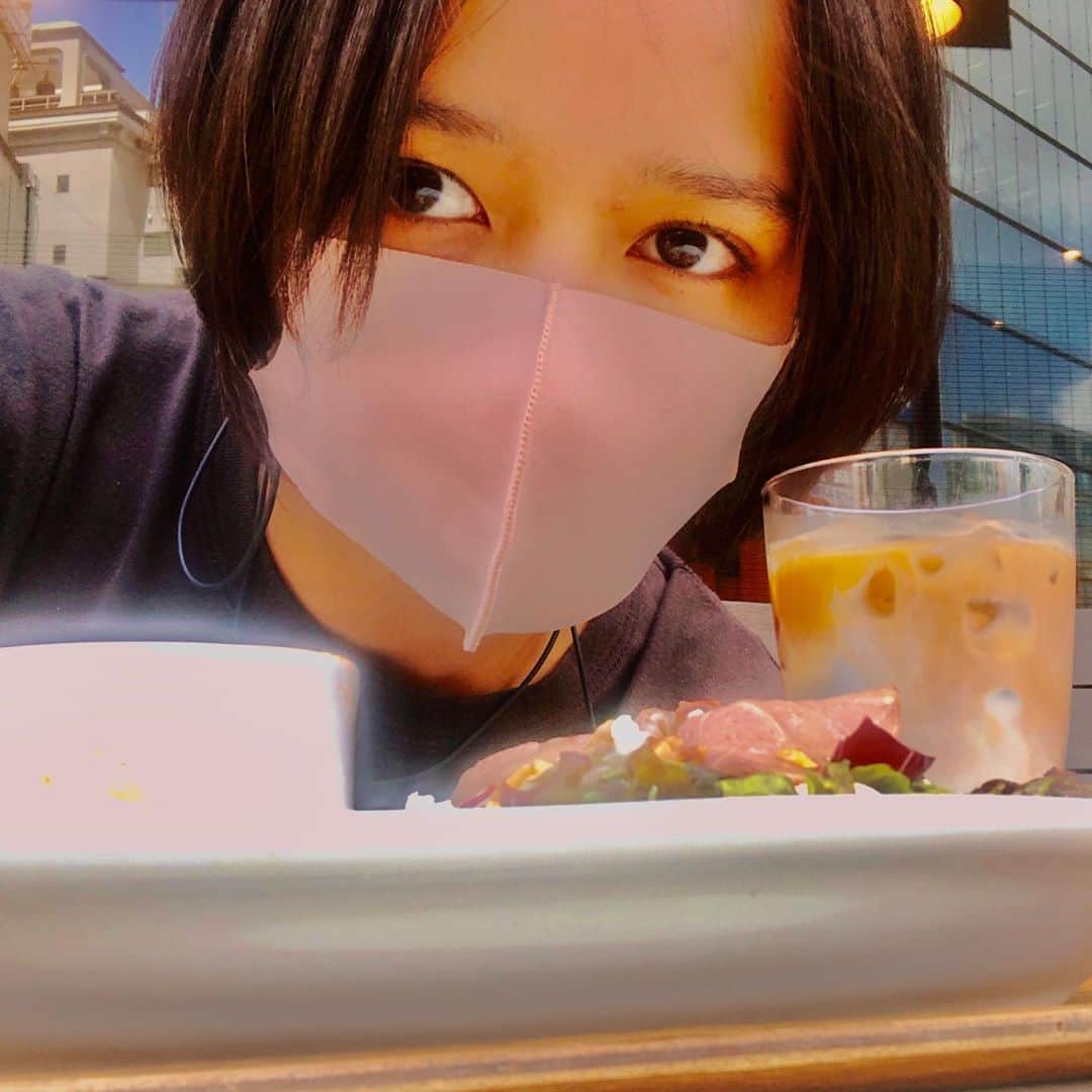 豊原江理佳のインスタグラム：「稽古OFF。  昨日芝居に大きな変更があったので 今日一日台本と向き合います。  皆さんも良い一日を😃」