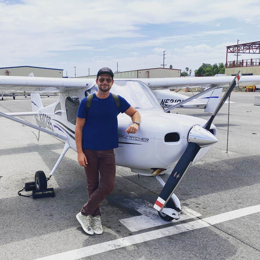 パトリック・J・アダムスのインスタグラム：「First lesson with @corsair_aviation. I think I’m ready for my license after it but apparently there are some pretty strict “guidelines” and “rules” about “logging enough hours” - I’ll go along with it I guess.」