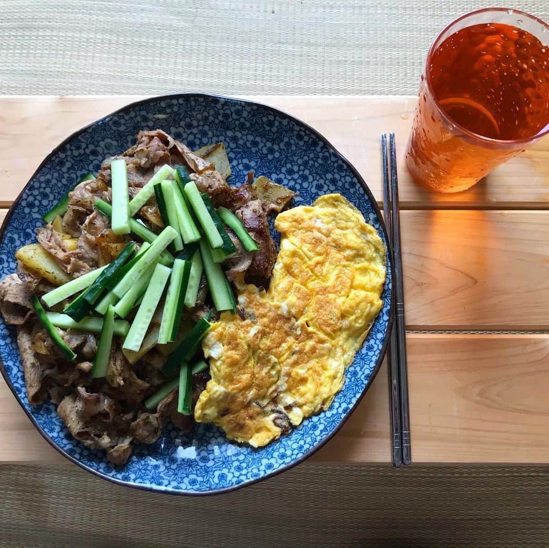 MOOMINのインスタグラム：「今日の1食目、 豚しゃぶ肉とじゃがいもの塩昆布炒め、もちろん月桃パウダーをたっぷり！ きゅうりが冷蔵庫にあったので切って乗せてみました。 ドリンクはいつもの月桃茶♪ ありがたくいただきます！ みなさま、最高の一日を過ごしましょう！  #月桃ライフ #月桃尽し #月桃マニア #月桃茶」