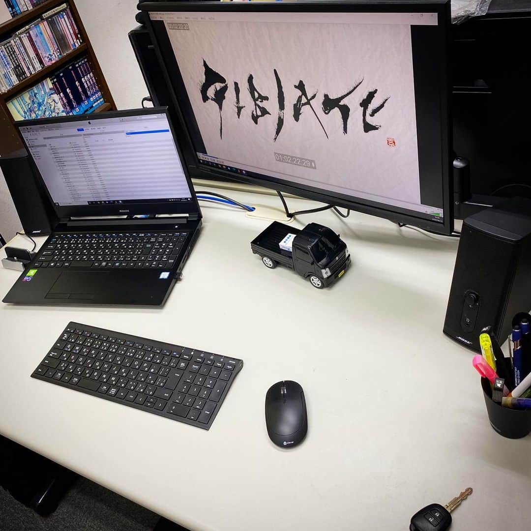 郷田ほづみのインスタグラム：「デスクトップから、ノートパソコンに替えたので、ついでにマルチディスプレイとワイヤレスキーボードを追加して、事務所の机の上がスッキリと。」