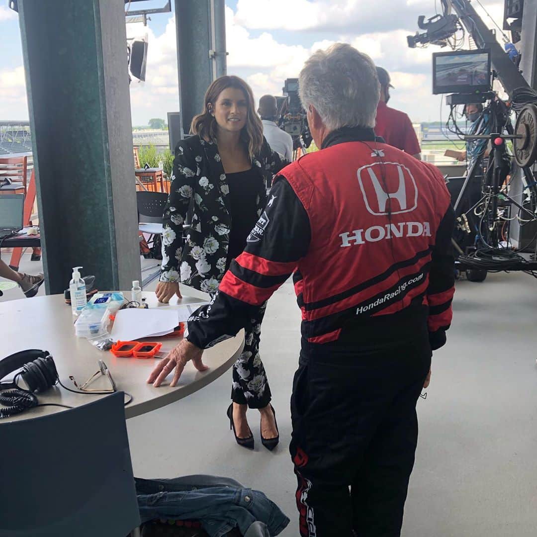 ダニカ・パトリックさんのインスタグラム写真 - (ダニカ・パトリックInstagram)「It feels so special to be a part of the Indy 500. The day felt odd until the planes and songs started. Then I was transported deep into my heart, to a place of such appreciation and gratitude. I sent my parents a thank you for getting me to where I am today before the race started..... I don’t take my opportunities or parents or accomplishments or the pivotal people along the way for granted.  • We rarely accomplish great things alone. At a minimum someone needs to bear witness to it even happening to call it great. I have had so many people help me and another one was Bobby Rahal. He took that crazy chance on a little midwestern girl, while people asked him what he was thinking. So yesterday was extra special to see him in victory lane. Thanks indycar fam for a really great week with you. “Back home again in Indiana” is how it felt.」8月25日 11時05分 - danicapatrick