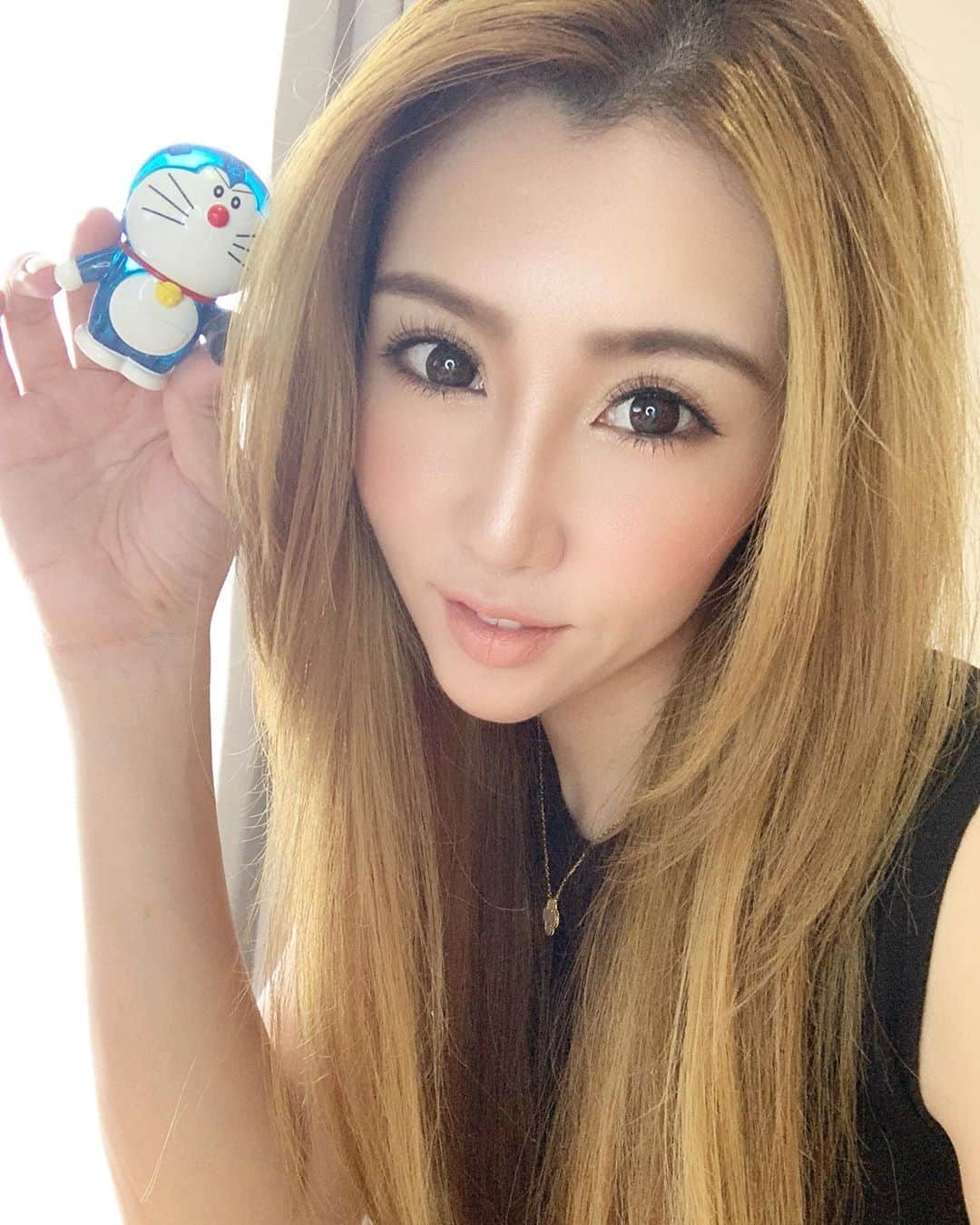 のインスタグラム：「. . 昨日は久しぶりに目眩で動けずだった🌀 全てのスケジュールをキャンセル… 今日は大事をとってお休みすることに。 凜も保育園お休みさせたからゆっくり2人で 過ごそうかなと思います🙂 . 体は一つしかないからね💦 皆様も体調気をつけてくださいね！！ . . #シングルマザー #シンママ #アラフォーママ #ママでも綺麗に  #ママでも綺麗でいたい  #笑顔が一番  #笑顔が人を幸せにする  #ドラえもん 💙」