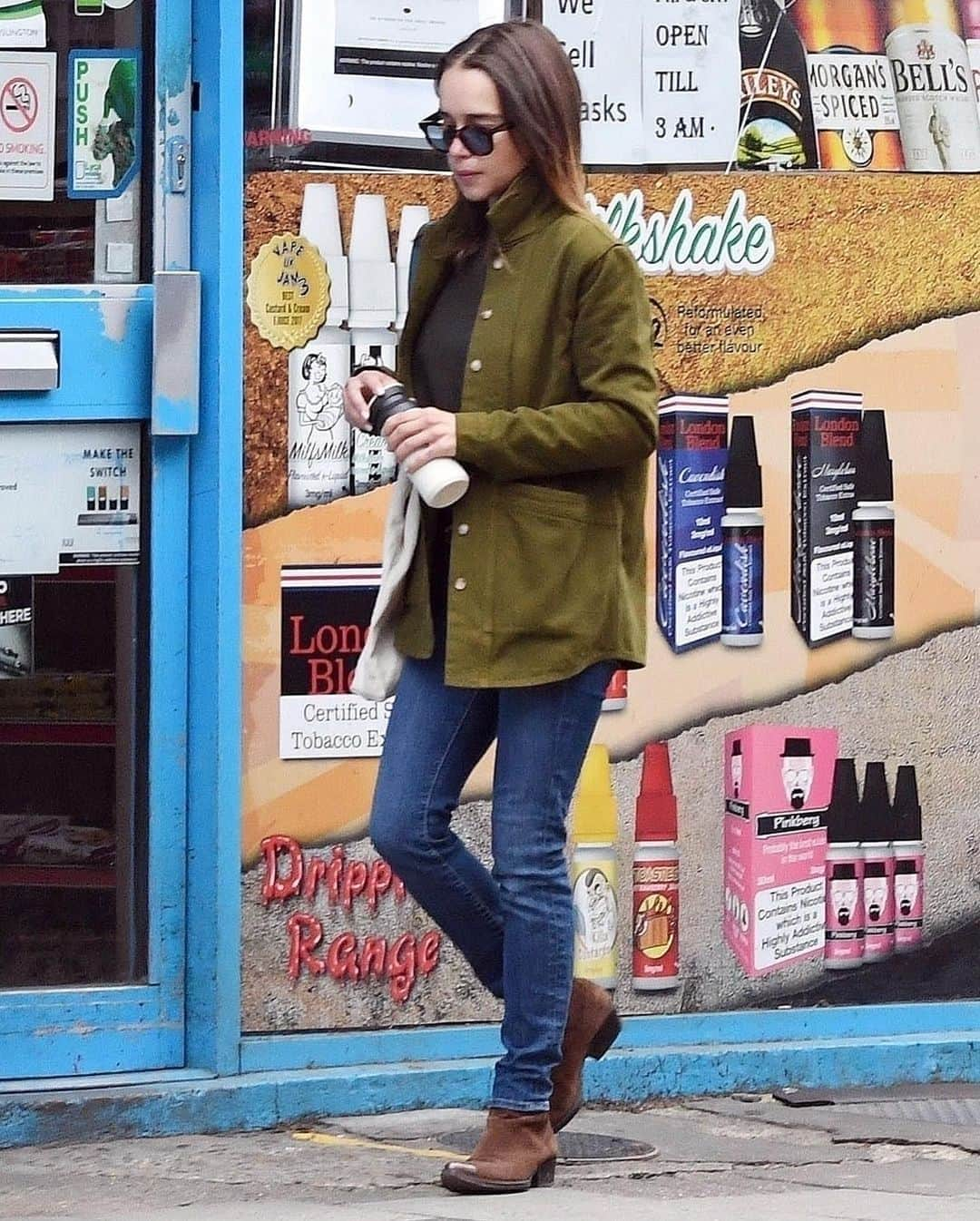 Just Jaredさんのインスタグラム写真 - (Just JaredInstagram)「Emilia Clarke was spotted going grocery shopping on Monday afternoon and she stopped to buy a charity magazine. #EmiliaClarke Photos: Backgrid」8月25日 10時58分 - justjared