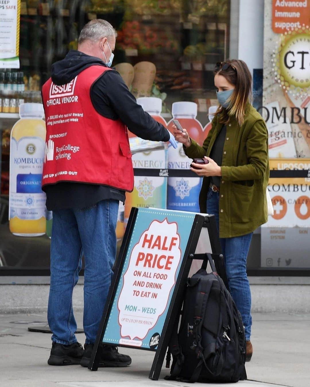 Just Jaredさんのインスタグラム写真 - (Just JaredInstagram)「Emilia Clarke was spotted going grocery shopping on Monday afternoon and she stopped to buy a charity magazine. #EmiliaClarke Photos: Backgrid」8月25日 10時58分 - justjared