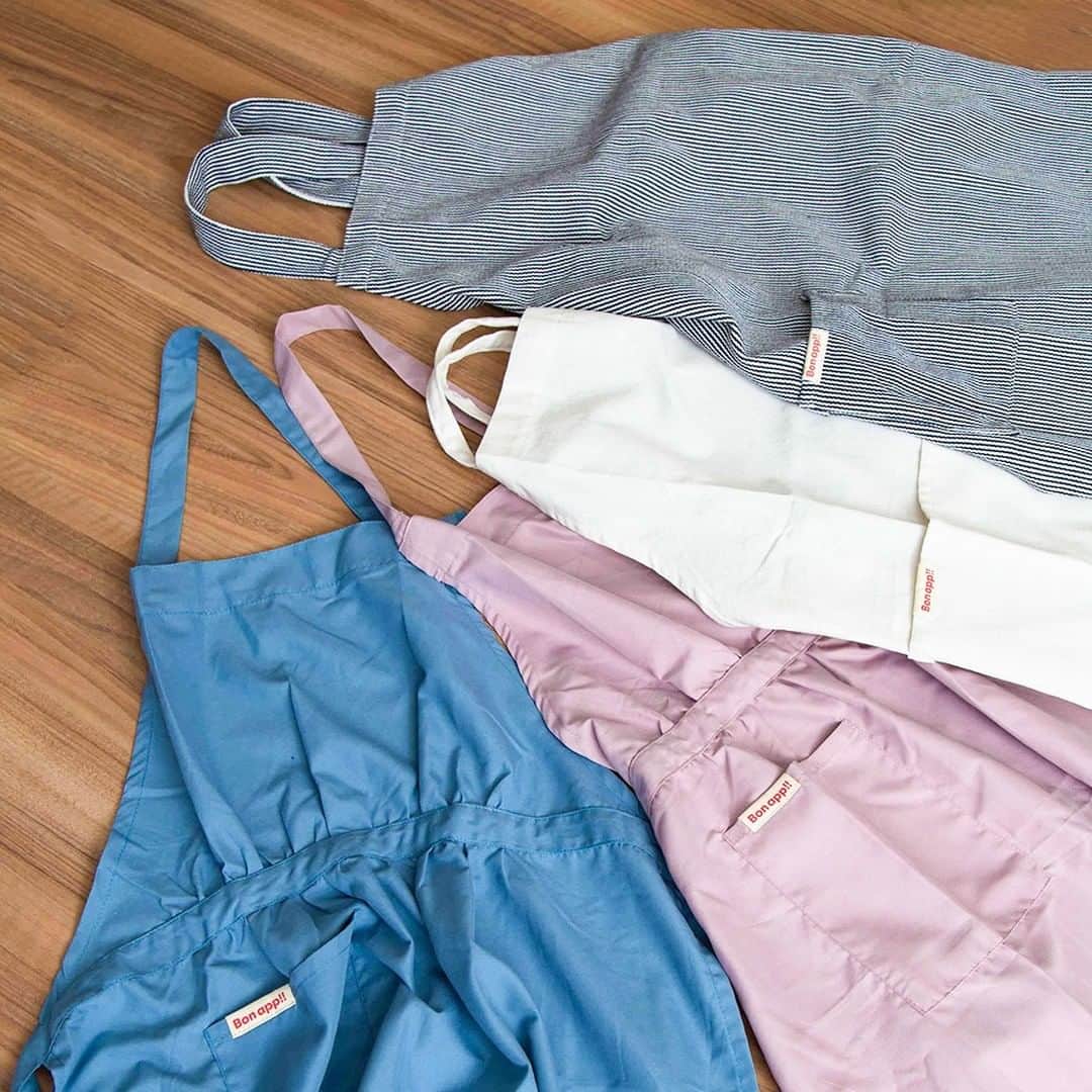 3coinsさんのインスタグラム写真 3coinsinstagram New ギャザーエプロン 約 H W75cm バッククロスショートエプロン 約 H60 W56cm 肩紐除く 各300円 税込330円 カラーや形が可愛いギャザーエプロンと お子様もお使い頂ける ショート丈エプロンが入荷