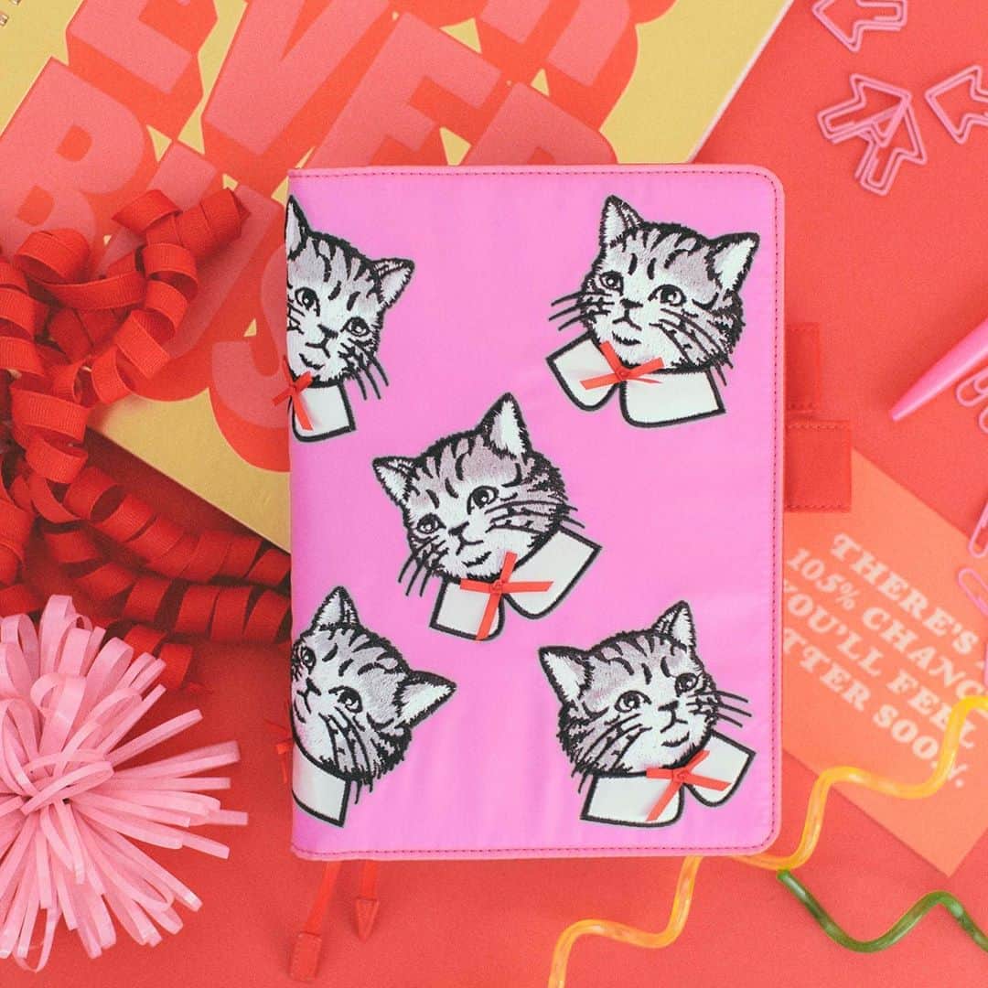 板橋よしえのインスタグラム：「. 🎀ほぼ日手帳×Candy Stripper🎀 長年、ずーっと愛用し続けている #ほぼ日手帳 とご縁があってコラボレーションさせて頂きました！ わーい！！！ 以前お洋服で展開したときに、大人気だった"SPRUCED UP CAT"を手帳カバーに刺繍してもらいました🐱 サイズは2種類！ (大きさによってカラーが異なります) みなさまの日々のおともにぜひ！ ———————————————————————— ファッションのようにたのしめる 手帳カバー。 見るたびに元気がもらえる手帳は、１年のステキな相棒になりそうです。 ———————————————————————— ことしは、ファッションブランドのCandy Stripperと一緒にカバーを作りました。 好きな洋服や小物を身につける気分で使える、毎日持ち歩きたくなる手帳カバーになりました。  Candy Stripperと作ったのは 「SPRUCED UP CAT」という、 猫の刺繍がインパクト大の手帳カバー。 えりつきの服を着たかわいい猫の表情に見入ってしまいます。 えりの部分には、本物のリボンつき。 光沢のある生地もポイントです。  好きな服を着ると気分が上がるように、好みのデザインのものを持つと元気が湧いてくる手帳カバー。 かばんに入れた様子や、他の持ち物と一緒に持ったときの雰囲気などを想像しながら、お気に入りの１冊を見つけてみてください。  #ほぼ日手帳 #candystripper」