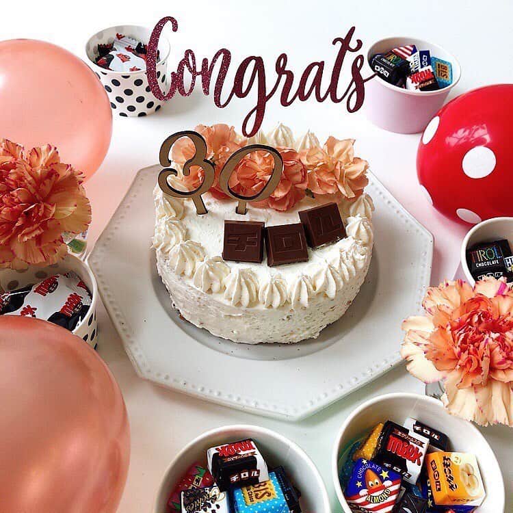 チロルチョコのインスタグラム：「＼ミルク30周年キャンペーン開催🎉／﻿  ﻿ Rakuten Pasha×チロルでコラボ開催❗️﻿  ﻿ 購入レシートをスマホで撮影して応募✨﻿  ﻿ 【楽天ポイント300ポイント】﻿ を抽選で*30,000名様にプレゼント致します💁﻿ ﻿ *期間中6回抽選×各5,000名様当選=合計30,000名様に楽天ポイント300ポイントが当たります🎖﻿ *進呈するポイントは期間限定ポイントです。﻿  ﻿ 【キャンペーン期間】﻿ ▫️2020年8月24日（月）~2021年3月31日（水）﻿ ﻿ 【キャンペーン対象商品】﻿ ▫️ミニミルク（8/24発売）﻿ ▫️バラエティパック﻿ ▫️バラエティパック（縦）﻿  ﻿ 【応募方法】﻿ ⑴パッケージ裏面のQRコード等からRakuten Pashaにアクセス（スマホのみ対応）﻿ https://r10.to/tirol04﻿ ⑵楽天会員IDでログイン﻿ ⑶対象商品を購入したレシートを撮影＆Pashaに送信🤳﻿ ⑷当選結果はメールにてお知らせ致します💌﻿ ﻿ ﻿ 楽天ポイントは応募月の4ヶ月後の月末までに付与されます。﻿ ※QRコードは(株)デンソーウェーブの登録商標です。﻿  ﻿ ﻿ ﻿ 【注意事項】﻿ ・進呈するポイントは期間限定ポイントです。﻿ ・応募する際は、事前に楽天への会員登録（無料）及びメールアドレス入力が必要です。﻿ ・1枚のレシートで、1口の応募が可能です。対象商品を一度に複数購入した場合もレシートが1枚であれば1口の応募となりますのでご注意ください。﻿ 期間中は何口でもご応募可能です。﻿ ・キャンペーンの質問等は当アカウントDMでは対応致しかねます。﻿ 予めご了承ください。﻿  ﻿ ﻿ ﻿ 【お問い合わせ】﻿ ・よくあるお問い合わせ内容はこちら﻿ 　https://r10.to/fa﻿ ・上記から解決しない場合はこちら﻿ 　https://r10.to/ask﻿ ・製品に関するお問い合わせ﻿ チロルチョコ㈱お客様相談室　0570-064530  #tirol #tirolchoco #チロルチョコ #チロル #チョコレート #おやつタイム #chocolate   #おやつ #onmytable #sweetstable #スイーツ部 #おうちカフェ #日々の暮らし #sweettooth  #チョコ #おやつの時間  #スイーツ女子  #スイーツ男子  #チョコラブ  #chocolatelover  #snack #スイーツ大好き #sweetsmile #スイーツ  #shopチロルチョコ#ミニミルク#キャンペーン実施中#楽天#ミルク30周年」
