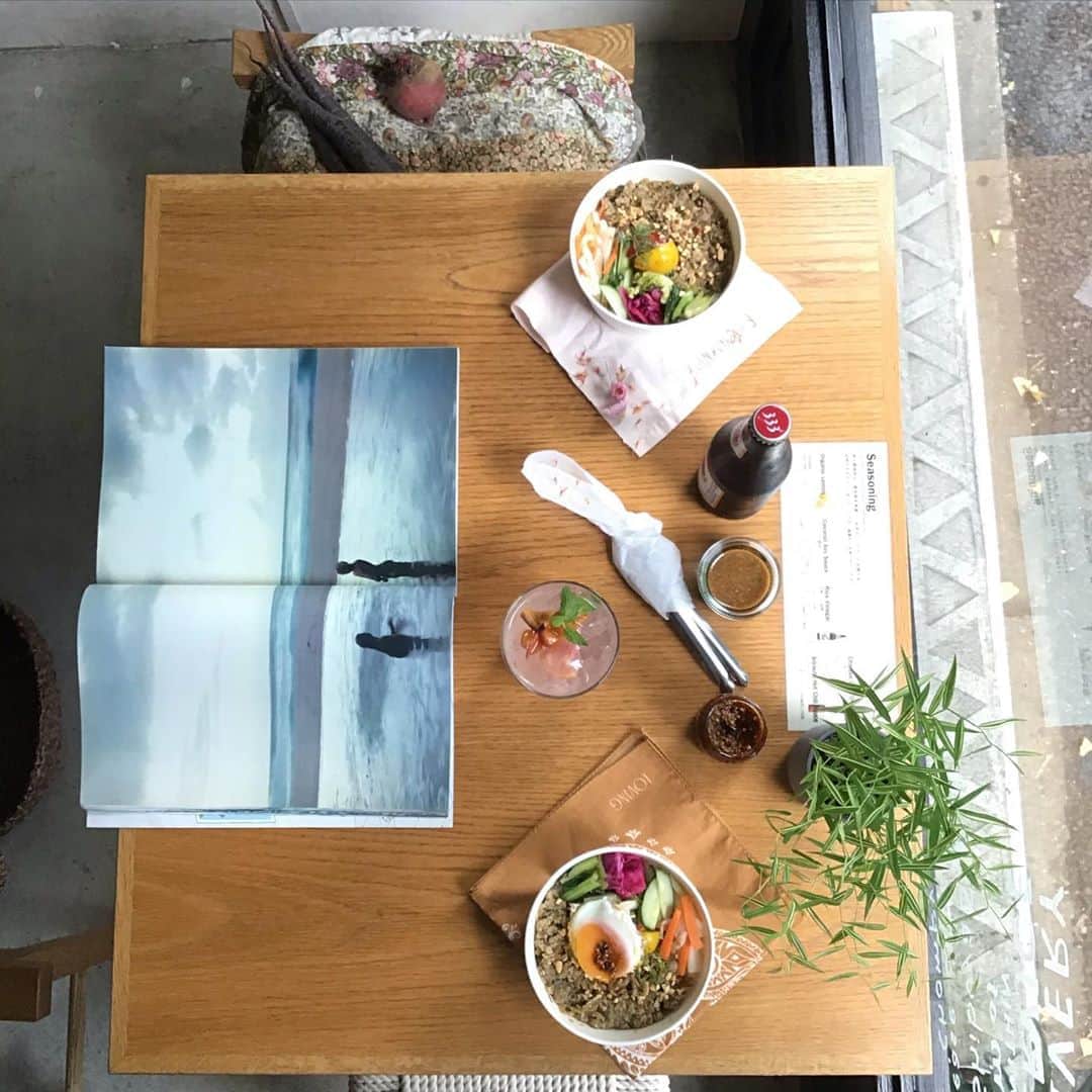 Pho 321 Noodle barのインスタグラム：「to go com アレンジ2  ご自宅のkitchenにお持ち帰りされたら ちいさな目玉焼き🍳をつくって 🌞の帽子をon くるみさんの灼熱アリッサをのせて　どうぞ👩‍🍳  お早う御座います。 旧暦の七夕さまの朝です。  千駄ヶ谷の陸橋に立つと　四方にのびる道のうえや 曲がり角に　coffee stand flower shop 植物たちのnersery ここ　東京から生まれた 隣人たちや作り手たちのアトリエや路面店　ギャラリー 大切なspotsのある風景が永く続きますように。  季節のシロップソーダは　「季　ルバーブ　檸檬」から 「長野の桃🍑と檸檬」にバトンタッチです。 ほのかに発光するneon pinkがきれいです。  岐阜ファームレガーロさんから届く アップルミントを乗せて。  本日も11:30am opening 5:30pm last call 6pm closing 中休みなしで開店致します。  アリッサも多くのお客さまのもとに旅たち 残り僅かとなりました。s 1つ m4つです。 おひとつから　お電話で　お取り置きも出来ますので　お気軽にどうぞ　🤙03-6432-9586  陽射しはまだまだ強いので　水分補給やsoup補給を。 どうぞ　休み休み　御来店下さいませ。  todays recommend : com ground pork & lemongalss (to go or for here) w/sunny side up  homemade syrup soda(peach&lemon)*new  todays opening bgm : surfer girl / The Beach Boys  #kurumiharissa  #surfergirl」