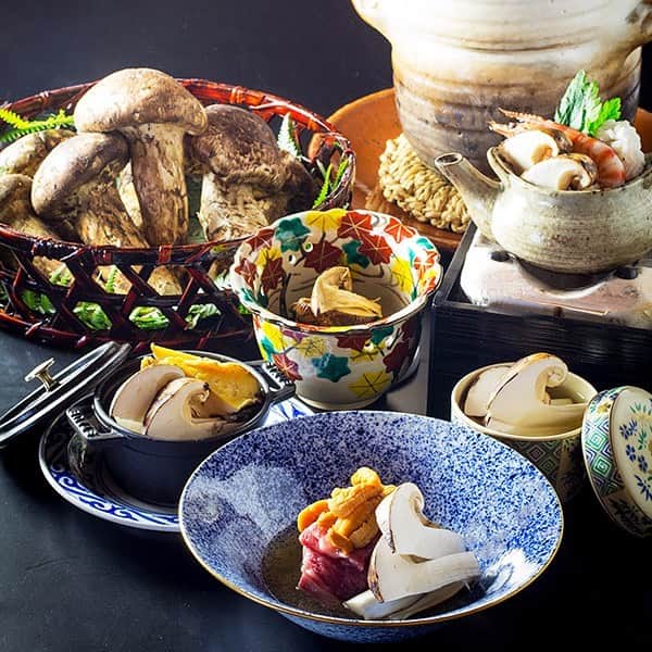 The Westin Osaka （ウェスティンホテル大阪）さんのインスタグラム写真 - (The Westin Osaka （ウェスティンホテル大阪）Instagram)「日本料理「はなの」では本日から松茸と秋の味覚の美味しさが楽しめる会席料理をご用意しました。 「はしり松茸、名残り鱧」といえば、日本が誇る初秋の口福。この時期だけに味わえる巡りあいをお愉しみください。⠀ ※メニューの提供期間は告知なく変更となる場合がございます。ご了承くださいませ。詳細はお問合せください。⠀ ————————————————— #割烹 #日本料理 #カウンター #和食 #大阪和食 #ホテル和食 #割烹料理 #大阪割烹 #はなの #日本料理はなの #松茸 #鮑 #松茸御飯 #土瓶蒸し ————————————————— ⠀ Tag @westinosaka to share your image with us. ⠀ #WestinOsaka #ウェスティンホテル大阪」8月25日 11時06分 - westinosaka