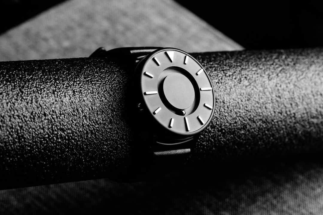 Eone Time Japanさんのインスタグラム写真 - (Eone Time JapanInstagram)「軽いチタンボディ、 シンプルなデザインにシルバーの目盛りで趣を引立たせた Bradley x Dezeen ー 写真説明：モノクロの写真です。黒い棒にBradley x Dezeenが巻かれています。  Design for everyone, Eone  www.eone-time.jp  #watch #時計 #腕時計 #ユニバーサルデザイン #bradleytimepiece #eone #ブラッドリー #イーワン #ブラッドリータイムピース #触る時計 #今日の時計 #時計好き #お洒落さんと繋がりたい #ペアウォッチ #プレゼント #サマーセール #セール #universaldesign」8月25日 11時22分 - eone_japan