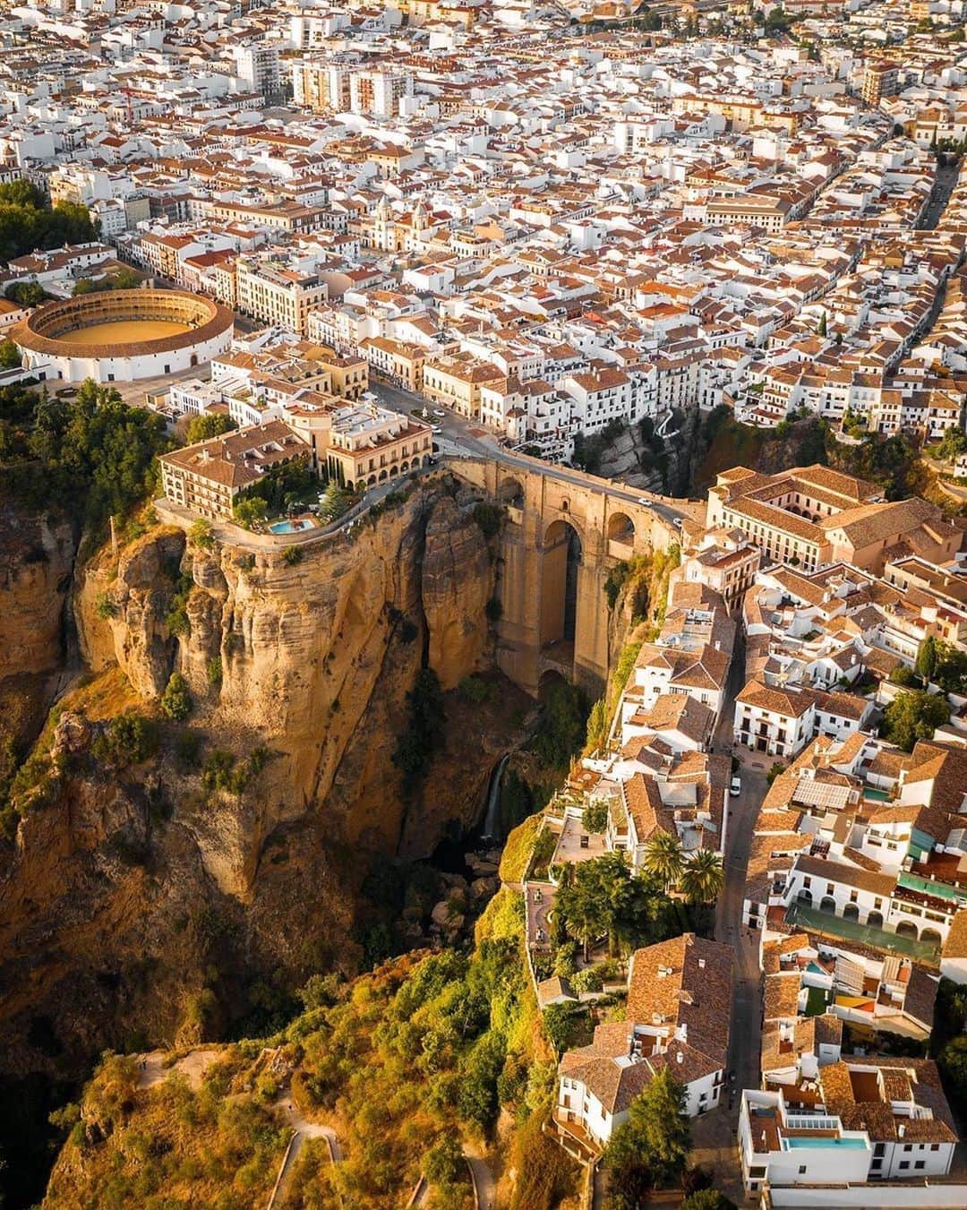 BEAUTIFUL DESTINATIONSさんのインスタグラム写真 - (BEAUTIFUL DESTINATIONSInstagram)「Set on a mountaintop in Spain is this old town with a historic charm. 🇪🇸🔥  Have you explored Ronda before? Tell us about it!  📸 @wanderreds 📍Ronda, Malaga, Spain」8月25日 11時23分 - beautifuldestinations