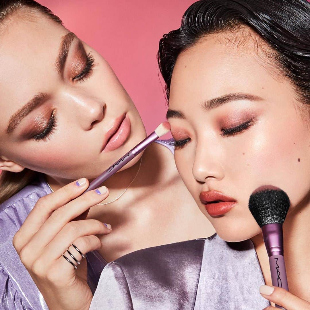 M∙A∙C Cosmetics Japanのインスタグラム：「【本日20時〜ライブ配信】 9種類の限定デザインパッケージのキットが本日公式オンライン先行発売✨ #MACHauteGossip #MACオートゴシップ ㅤ 本日8/25(火)20時〜新作コレクションを使用したインスタライブを配信予定。ぜひチェックしてください✨  ㅤ コレクション製品は @mac_isetan.shinjuku のIGTVからご覧いただけます👆 ㅤ *8月25日（火）オンライン先行発売 *8月29日（土）全国発売  ㅤ ※システムの影響により、発売が多少前後する可能性がございます。何卒ご了承ください。 ㅤㅤ 【公式オンラインショップ限定特典】 ☑︎初回ご購入のお客様へ10% OFFクーポンをプレゼント （クーポンコードwelcome） ㅤ #MACCosmeticsJapan #MACCosmetics #MAC #MACコスメ #マックコスメ #コスメ #コスメレポ #化粧品 #デパコス #コスメ部 #コスメマニア #メイク好き#メイク道具#美容大好き#美容好き#メイクプロセス#トレンドメイク#夏メイク#メイクテク#アイメイク#アイシャドウ#アイシャドウパレット#グラデーション#一重メイク#ハイライト#ツヤ肌#ツヤ肌メイク#フィックスミスト」