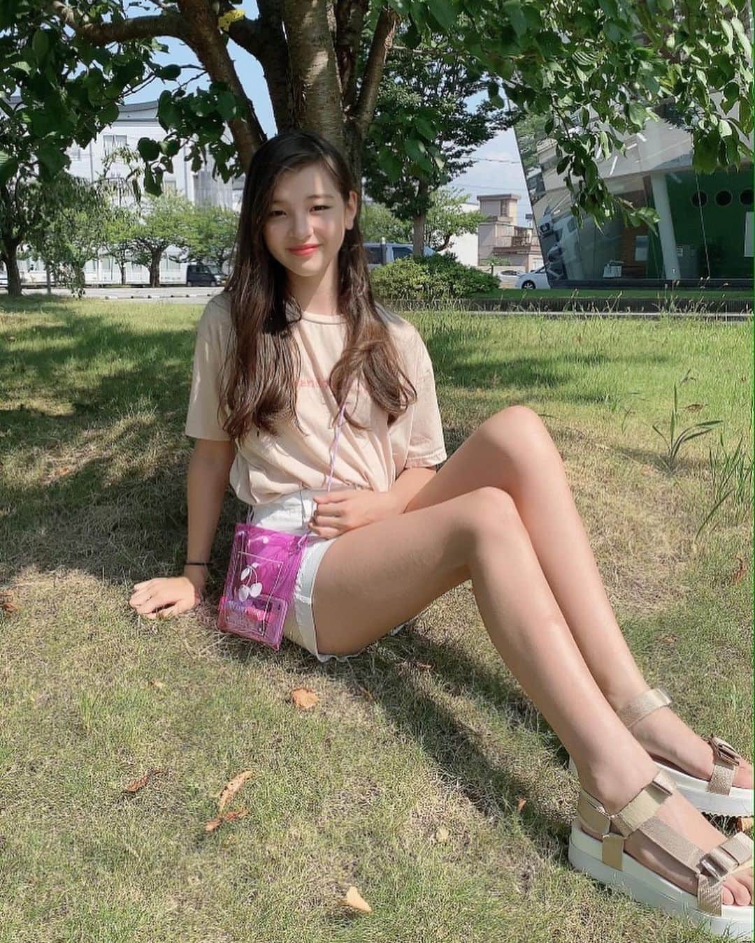 ニコ☆プチのインスタグラム：「引き続き、プチモのふろくの使い方😌🌻 今日は夏っぽさ全開でコーディネートしてくれたマリア💛🌈  ニコ☆プチ10月号は読んでくれたかな📗 待ちに待った今回の付録『メゾピアノジュニア』のサコッシュはクリアピンクがと〜ってもCUTE⭐️ 涼しげですっごく可愛いの😍💕 聖愛はお気に入りのツインクルチョコと携帯、グロス、ルキちゃんデザインのパスケースを入れて近くの公園までお出かけ❣️ 水に濡れても平気だからプールや海に行く時も大活躍まちがいナシだね💜  #ニコプチ #ニコプチふろく #プチモのふろくの使い方  #ニコプチふろくのある生活  #メゾピアノジュニア #mezzopianojunior  #ふろく #浦田聖愛」