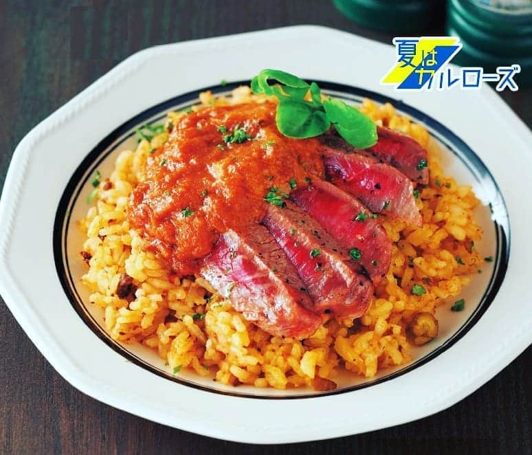 USAライス連合会さんのインスタグラム写真 - (USAライス連合会Instagram)「🍖 #夏に食べたい レトルトカレーのアレンジレシピ😋  🍛暑い夏はカレー！やっぱりカレー！でも簡単にちゃっちゃと作りたい！ 🍚サラっとした食感でカレーに合うおコメ、 #カルローズ を使ったレシピ『カレービーフジャンバラヤ』をご紹介♪  ✌️レトルトのキーマカレーとビーフカレーの2種類を使い、ステーキを乗せて豪快に楽しむメニューです。 カルローズに味をつけるキーマカレーは、半分は炊き込んでおき、炊き上がったらさらに残り半分を混ぜ込むのが味付けのコツです。  レシピはこちら→【 https://www.usarice-jp.com/recipe/recipe194.html 】 . . #夏はカルローズ！#夏はカレー#夏にぴったり#カレーに合う#おコメ#カルローズ米#カリフォルニア米#アメリカ米 #カレー#レトルトカレー#キーマカレー#ビーフカレー#レトルトカレーアレンジ#カレーピラフ#ジャンバラヤ#夏レシピ#夏カレー#カレー好き#カレーに合うお米 #おうちごはんlover#おうちごはん#手抜きごはん#簡単ごはん #USAライス連合会#calrose#CalroseRice#CaliforniaRice」8月25日 11時33分 - usa_rice_jp