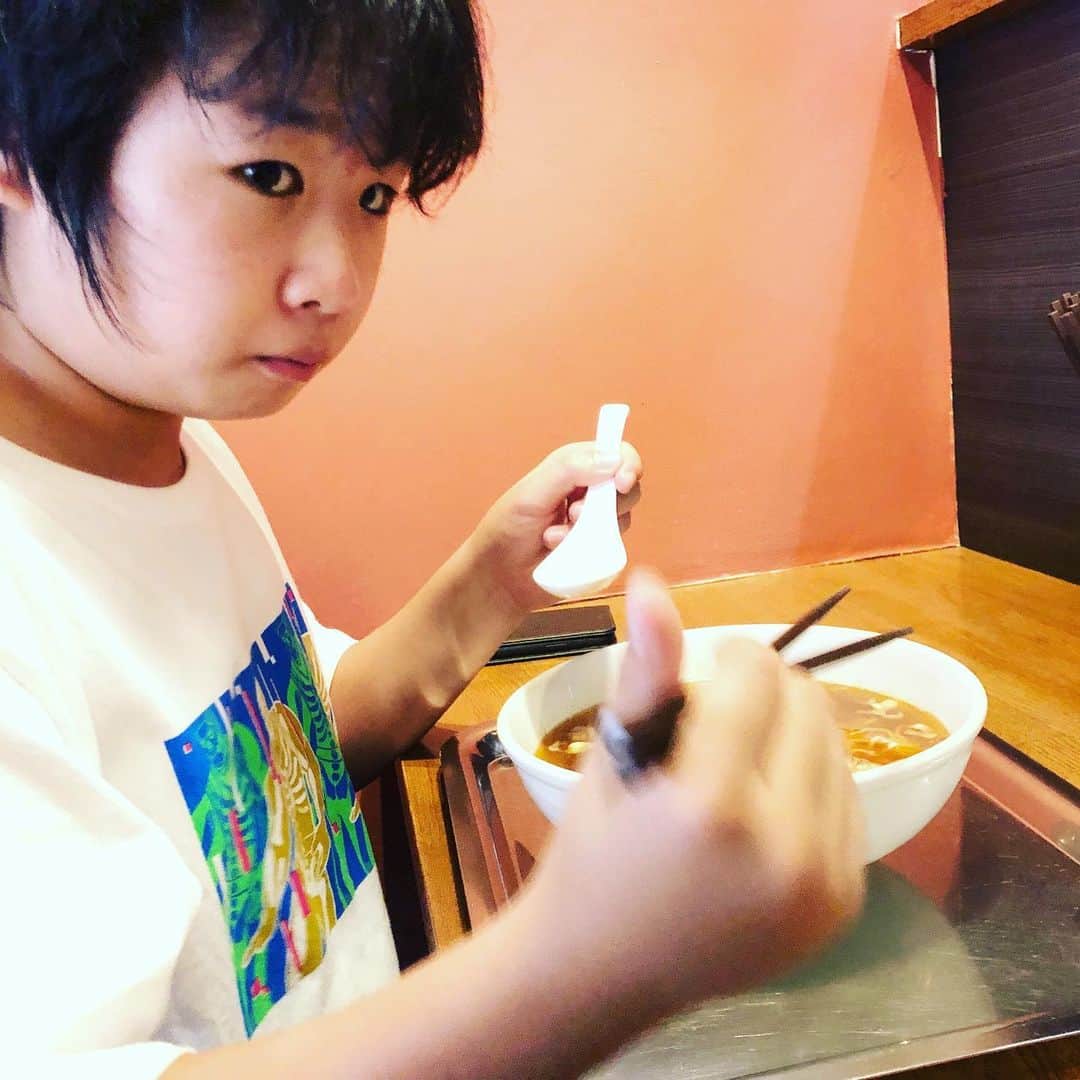 がっちゃんのインスタグラム：「八王子でラーメン🍜 どうして神妙な面持ちかというと、スープが苦く感じて「ん？」ってなってた😅💦 気のせいだったかもしれないので、また食べにいきます😊  #八王子 #八王子ラーメン #ラーメン #ramen #ramennoodles #夏休み #小学生 #japantrip」