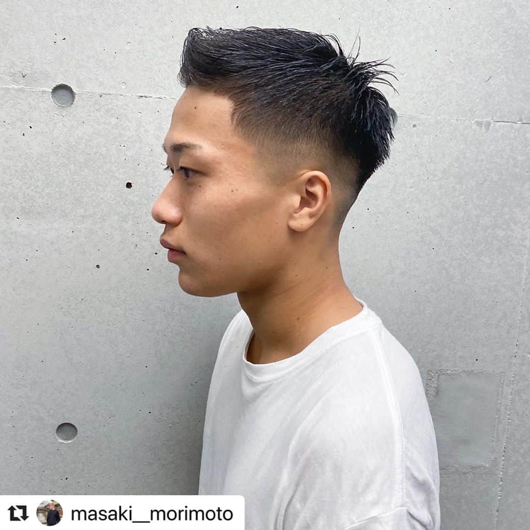 のインスタグラム：「【2way style】 前髪下ろしても上げてもイケてる！ その日に気分に合わせて🦉 みんなはどっち派？？  #メンズヘア#メンズカット#メンズパーマ #メンズヘアスタイル#メンズショート #メンズショートヘア#フェードカット #海外風#美容師#原宿#美容学生 #メンズヘアカタログ#横顔イケメン #作品撮り#刈り上げ」