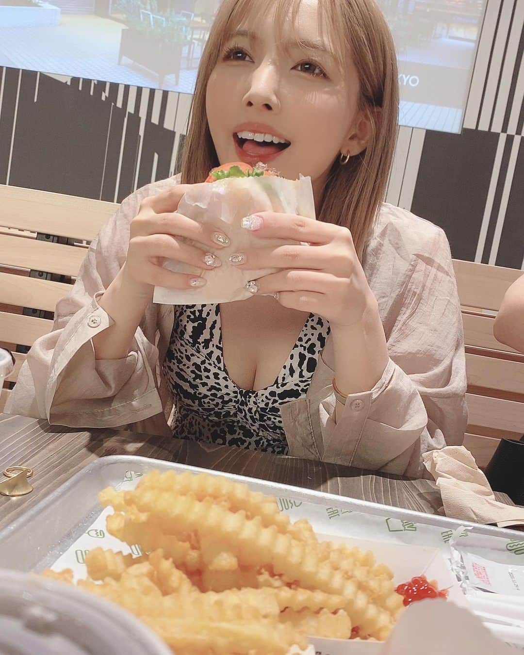 三上悠亜さんのインスタグラム写真 - (三上悠亜Instagram)「🍔🥛」8月25日 11時38分 - yua_mikami