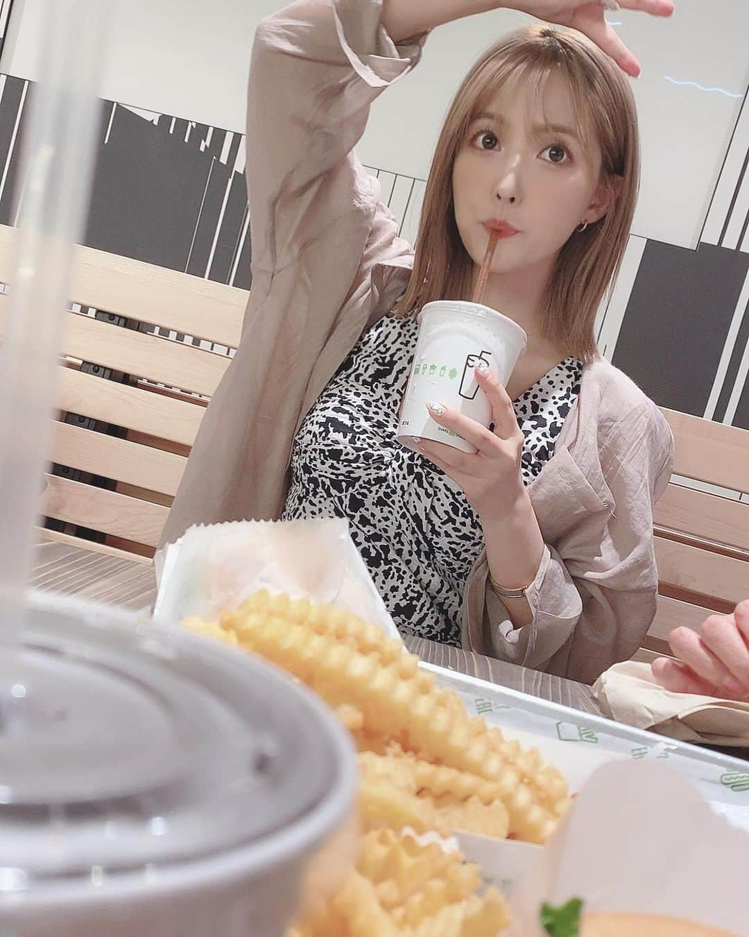 三上悠亜さんのインスタグラム写真 - (三上悠亜Instagram)「🍔🥛」8月25日 11時38分 - yua_mikami