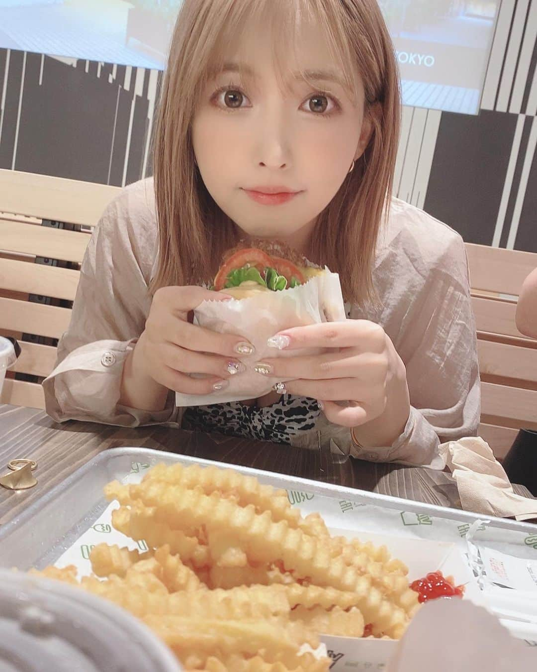 三上悠亜さんのインスタグラム写真 - (三上悠亜Instagram)「🍔🥛」8月25日 11時38分 - yua_mikami