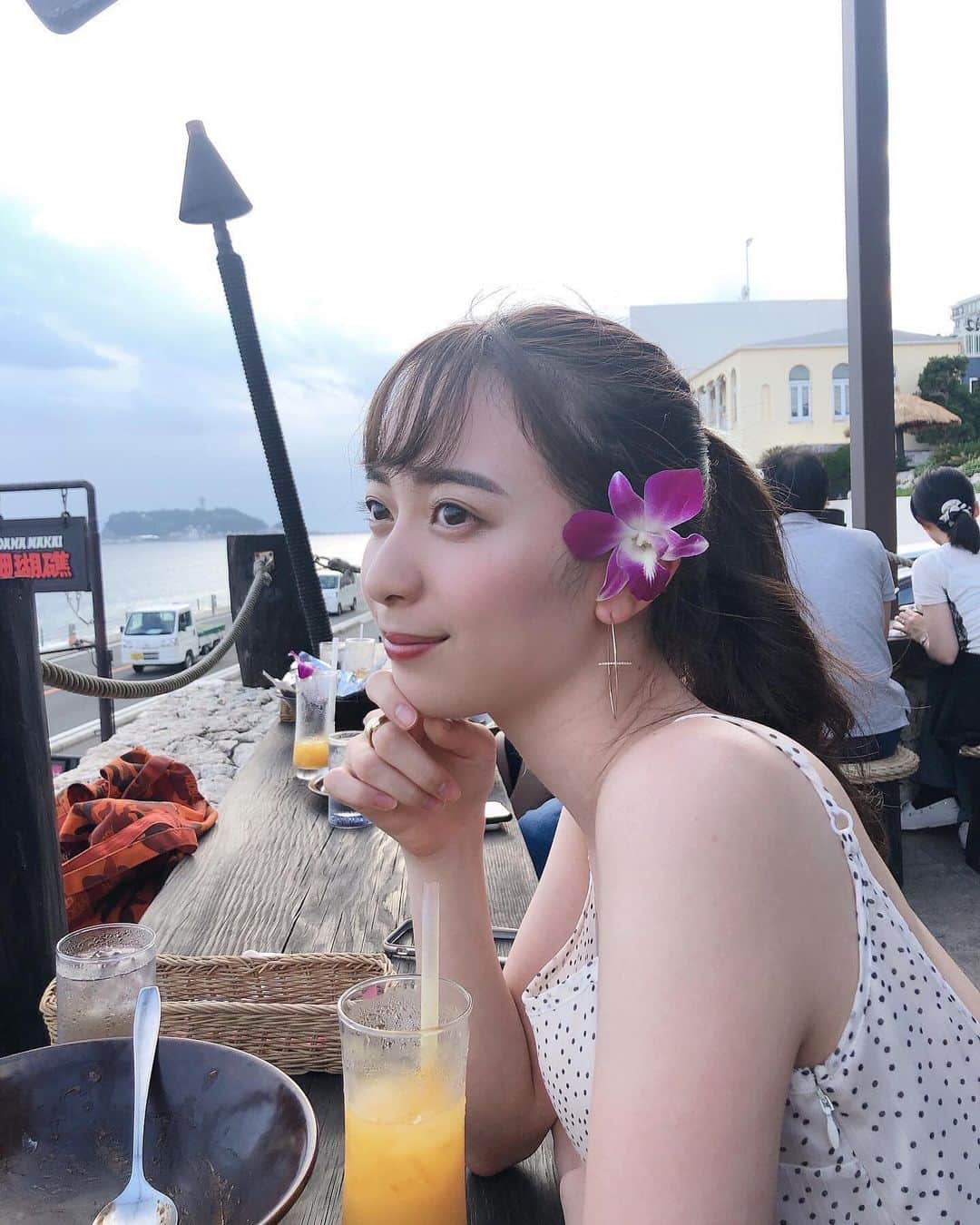 農海姫夏さんのインスタグラム写真 - (農海姫夏Instagram)「だいすきなところー！ マンゴージュースに ついてくるお花を耳に🌺 ハワイ気分。笑 #珊瑚礁#珊瑚礁モアナマカイ店」8月25日 11時42分 - hina_noumi