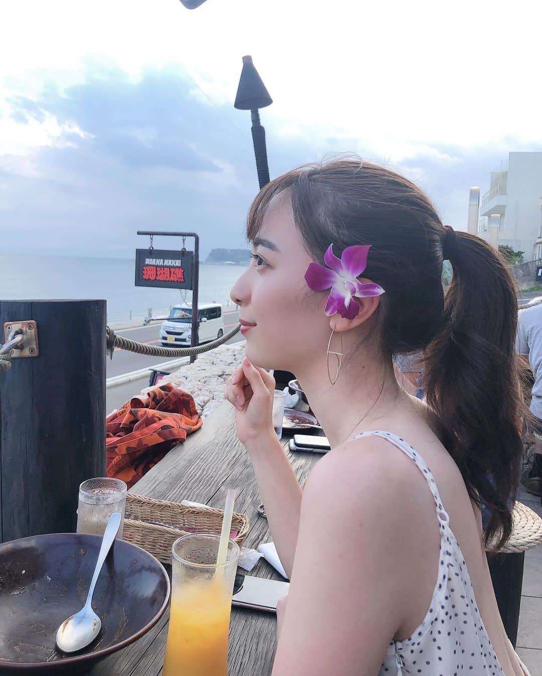 農海姫夏さんのインスタグラム写真 - (農海姫夏Instagram)「だいすきなところー！ マンゴージュースに ついてくるお花を耳に🌺 ハワイ気分。笑 #珊瑚礁#珊瑚礁モアナマカイ店」8月25日 11時42分 - hina_noumi