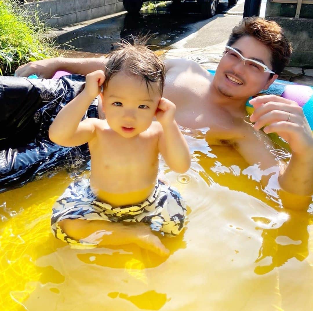 Momoeのインスタグラム：「#happy #家事 #育児 #family #家族 #boy #smile #男の子 #息子 #code #love #lucky #kids #子供 #thankyou #宝物 #ベビー #fashion #follow #心 #縁 #パパ #ママ #家族写真 #男の子ママ #赤ちゃん写真 #photo #子育て #1歳 #pool」