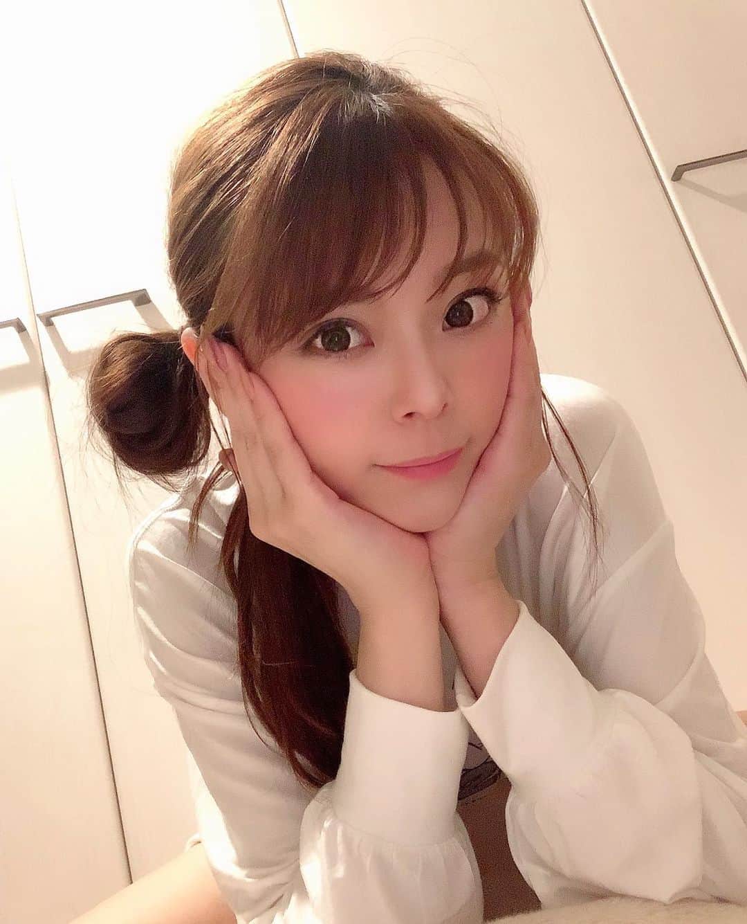 のインスタグラム：「ぎりぎりおはよう☀️ ルームウェア連続✨ お団子ヘアは滅多にしない😳 .  #ジェラピケ　#ジェラートピケ　#パジャマ　#ナイトウェア #撮影会　#撮影会モデル #モデル #model #レースクイーン #高身長 #高女子 #撮影会 #全身 #172cm #スタジオ撮影　#スタジオ撮影会 #撮影好きな人と繋がりたい　#フィルター越しの私の世界  #ファインダー越しの世界  #ひまわり　#一輪の花」