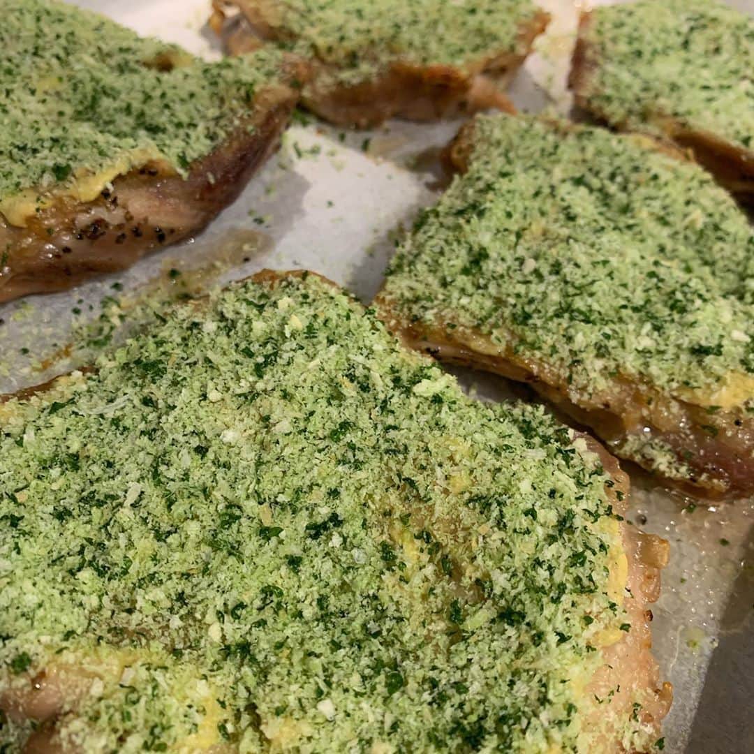 T.G.HEARTH TGハースのインスタグラム：「こんにちはTGハースです😋﻿ 今週のランチメニューの若鶏の香草パン粉焼き紹介！﻿ 鶏もも肉をジューシーにソテーして皮目にマスタードを塗り、香草パン粉をたっぷりかけてオーブンで焼き上げています😋✨ソースはカレー風味のデミグラスソース‼️フランス🇫🇷料理の定番を是非ご賞味くださいー👍﻿ 毎週月曜日・火曜日はデザートの日🍮今回はプリン。﻿ ﻿ ﻿ ﻿ ﻿ テイクアウト限定チキンのご案内↓↓↓﻿ 当店名物ロティサリーチキン1羽まるごと¥1980🐓﻿ すぐ電話↓↓↓期間限定なのでお早めに〜💕💕💕﻿ ☎️03-6416-9445←ﾖｳﾁｪｹﾗ🤘﻿ ⭐️旨辛フェアも絶賛開催中なのでテイクアウトチキンの味変更やハーフ&ハーフも対応してます🤓﻿ ﻿ ﻿ ◆ガレット（YouTubeで動画も見れるよ‼️）﻿ https://www.instagram.com/galette.galette/﻿ ﻿ https://m.youtube.com/channel/UC4nVtquelZgXuDnXWpCQ9sg﻿ ﻿ ◆モバイルオーダーも出来るようになりました✨﻿ プロフィールからHPをアクセスしてください♪﻿ モバイルオーダー﻿ https://tgh.for.dinii.jp/﻿ ﻿ ◆Uber eats・menu・出前館によるデリバリー﻿ 11:30〜21:00﻿ ﻿ ◆LINE@登録お願いします♪﻿ https://lin.ee/g0H4jc6﻿ ﻿ ﻿ 皆さまの笑顔に会えますように！💕💕💕﻿ ﻿ #TGハース#代官山ディナー#代官山ランチ#恵比寿グルメ#恵比寿ビストロ#恵比寿ディナー#代官山グルメ #ハース #代官山テイクアウト#恵比寿ランチ#ラクレット#チーズ#ロティサリーチキン#恵比寿ご飯#menu#恵比寿ワイン#テイクアウト#渋谷ディナー#恵比寿チーズ#tghearth#渋谷グルメ#渋谷ランチ#恵比寿チーズ#恵比寿カフェ#チーズケーキ#渋谷テイクアウト#恵比寿新聞#恵比寿ビール#チーズフォンデュ#恵比寿テイクアウト」