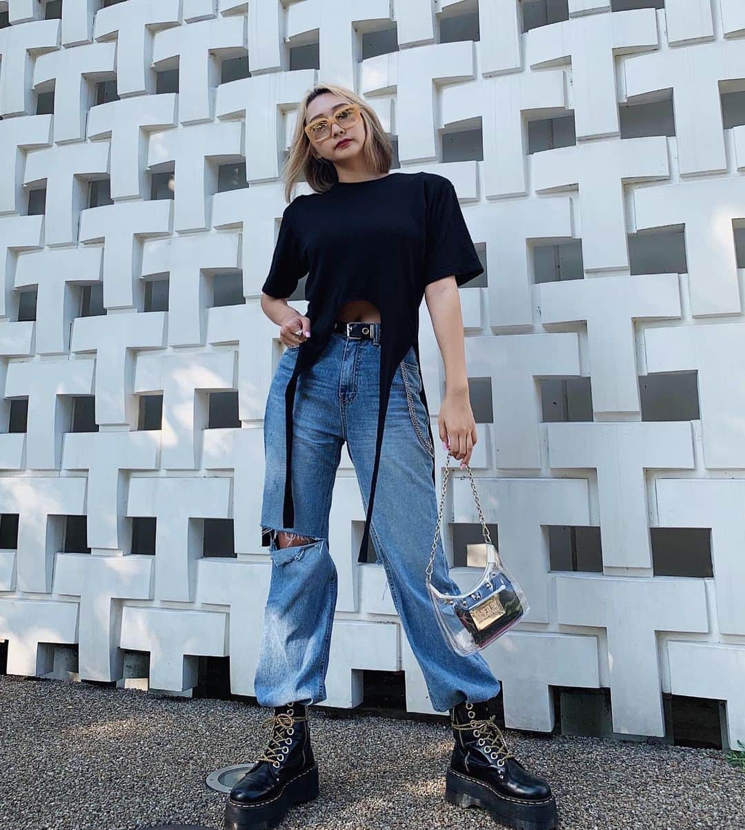 のインスタグラム：「#outfitoftheday 🤟﻿ ﻿ 肩パッドが入ってる @viavanda_official の﻿ TOPSとってもお気に入り🖤﻿ ﻿ ﻿ ﻿ #viavanda #myob #drmartensstyle」