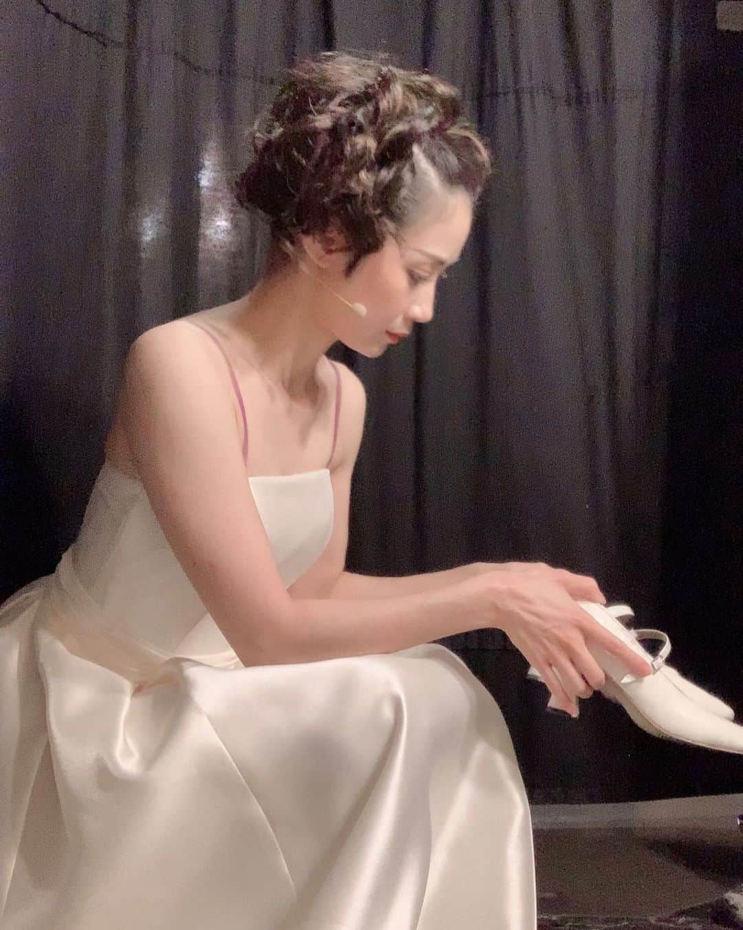 大月さゆのインスタグラム：「帝劇コンサート大千秋楽！！！﻿ ﻿ A→B→Cと繋いできたこの公演🏃‍♀️✨﻿ みんなで今日を迎える﻿ 嬉しいぃぃぃ😭﻿ ﻿ 客席の皆さま、配信でご覧の皆さま、﻿ 今日も一緒に楽しんでくださいっ❣️﻿ ﻿ ﻿ ﻿ いつもの開演約10分前の様子🕰﻿ 今回は個室なので﻿ ひとりで黙々と準備﻿ ﻿ ちょっとソ〜ワソワ…﻿ でもってかなりワ〜クワク…🕴✨﻿ の、じかん。﻿ ﻿ ﻿ #帝劇コン」