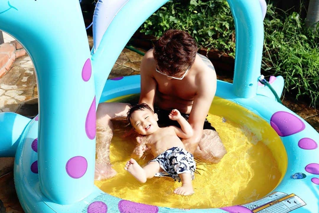 Momoeのインスタグラム：「#happy #家事 #育児 #family #家族 #boy #smile #男の子 #息子 #code #love #lucky #kids #子供 #thankyou #宝物 #ベビー #fashion #follow #心 #縁 #パパ #ママ #家族写真 #男の子ママ #赤ちゃん写真 #photo #子育て #1歳 #flower」