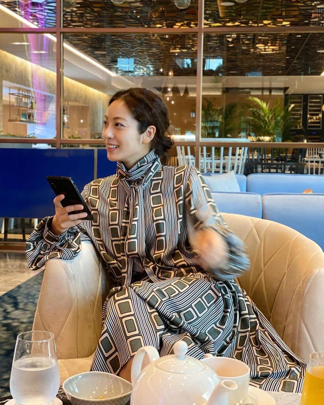 パン・ソヨンのインスタグラム：「.  가끔 잘 알겠다가도 모르겠고 달라졌다 싶다가도 여전하고  그래도 대부분 즐거운 편이라 다행 #나 #입어만봤어요#로만티카소울#갖고싶#언니#사랑해」